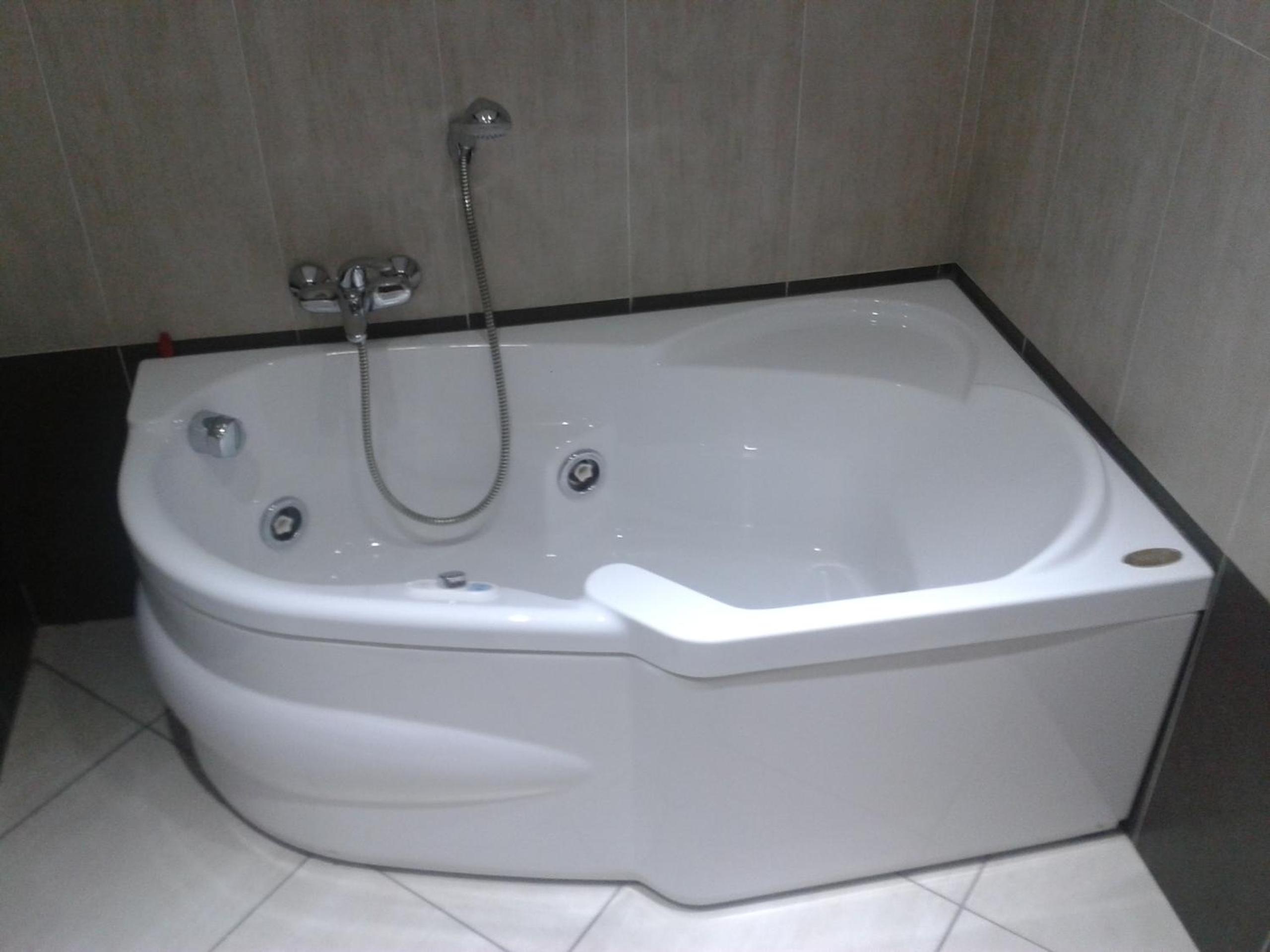 Suite with Hot Tub - Photo 3