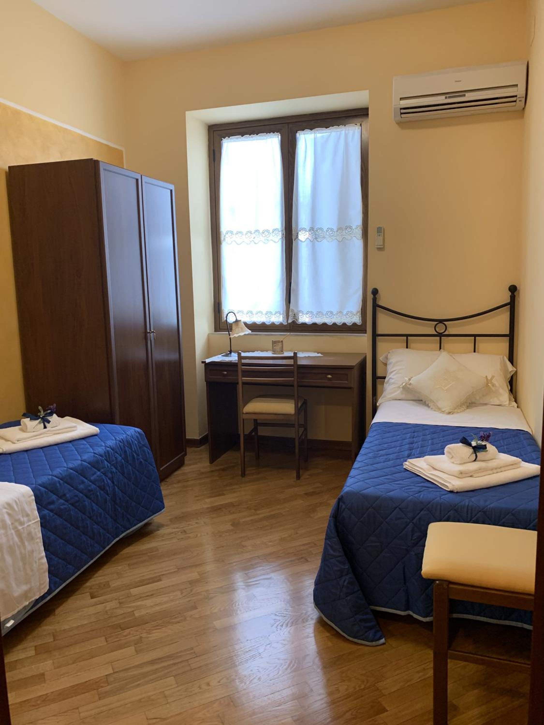 Twin Room with Private External Bathroom - Photo 1