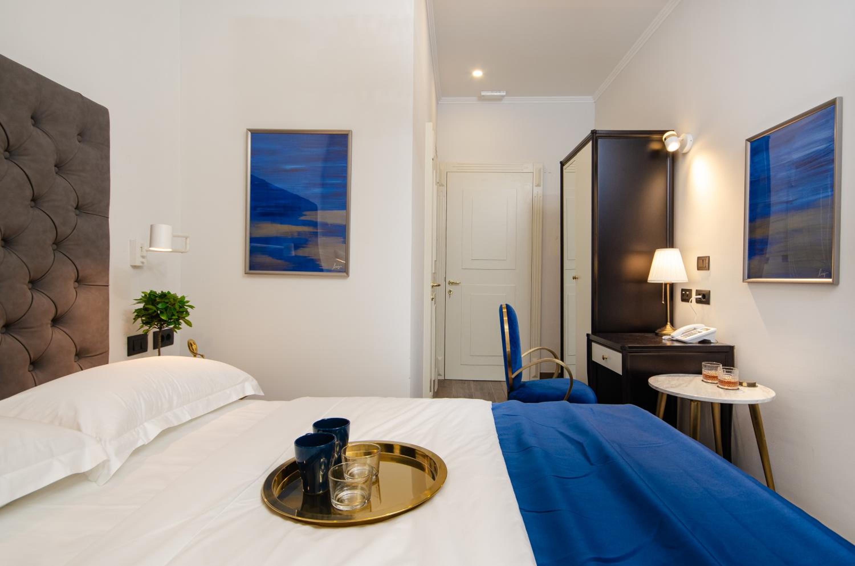 Double Room with Balcony - Photo 5