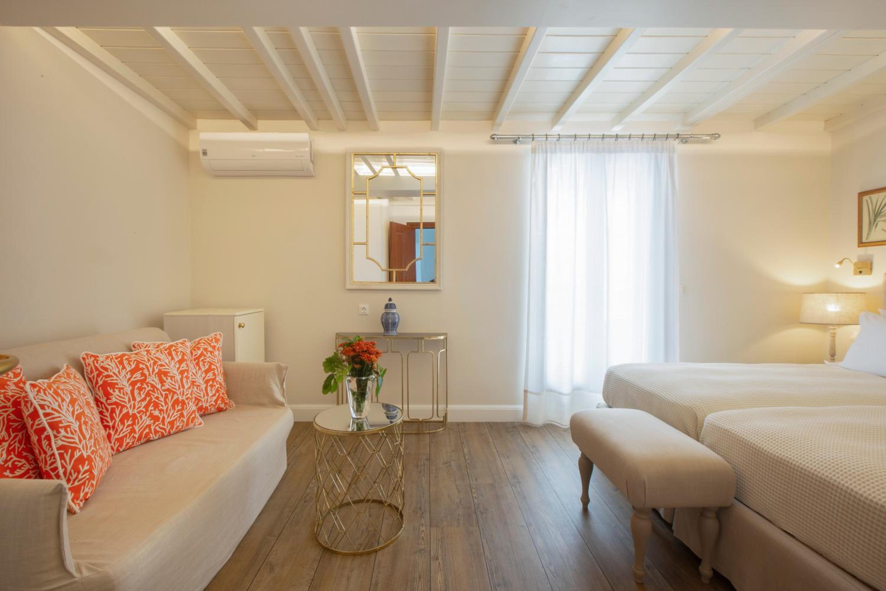 Standard Twin Room with Extra Bed - Photo 13