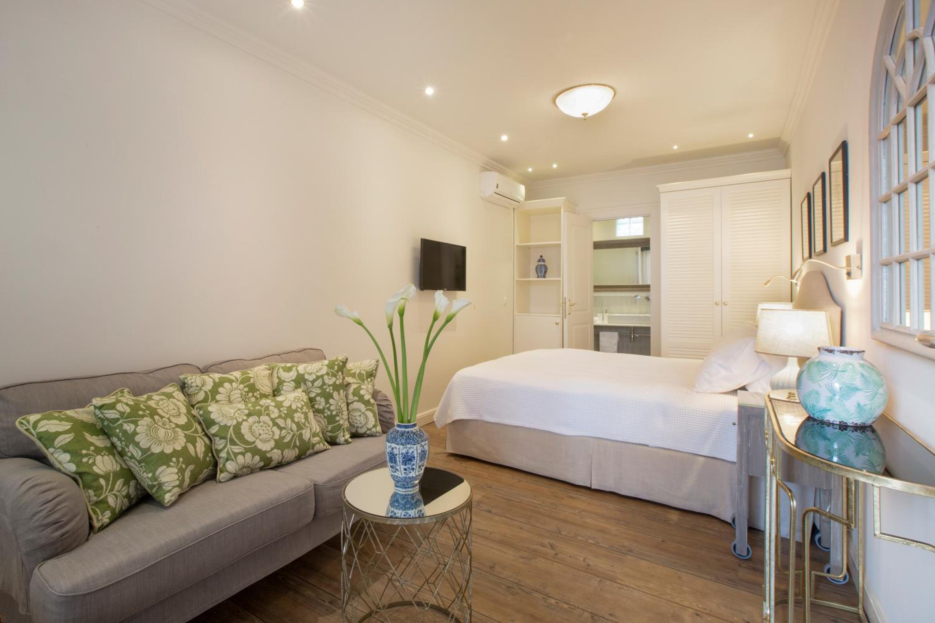 Standard Twin Room with Extra Bed - Photo 12