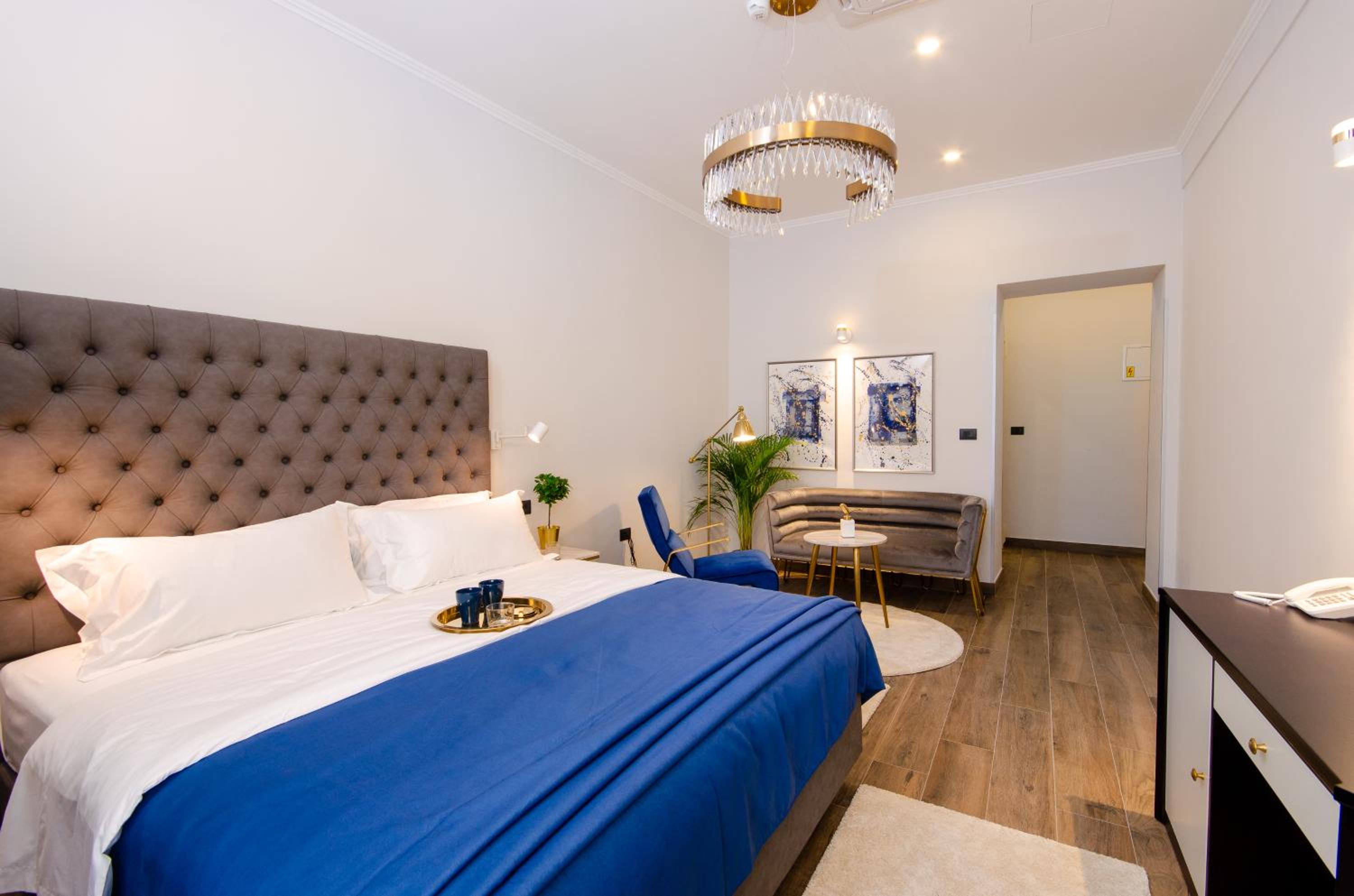 Deluxe King Room - Photo 14