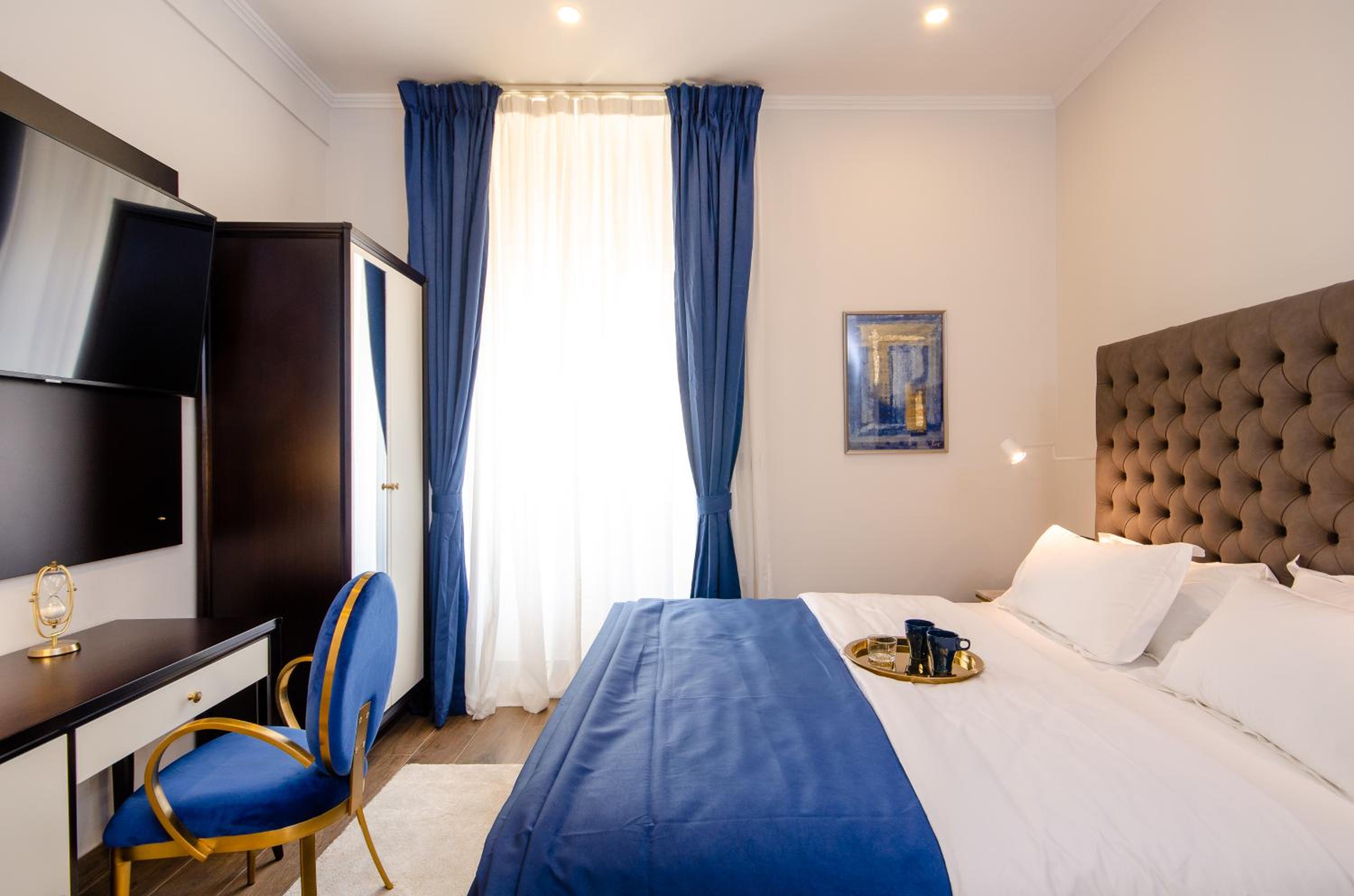 Deluxe King Room - Photo 4