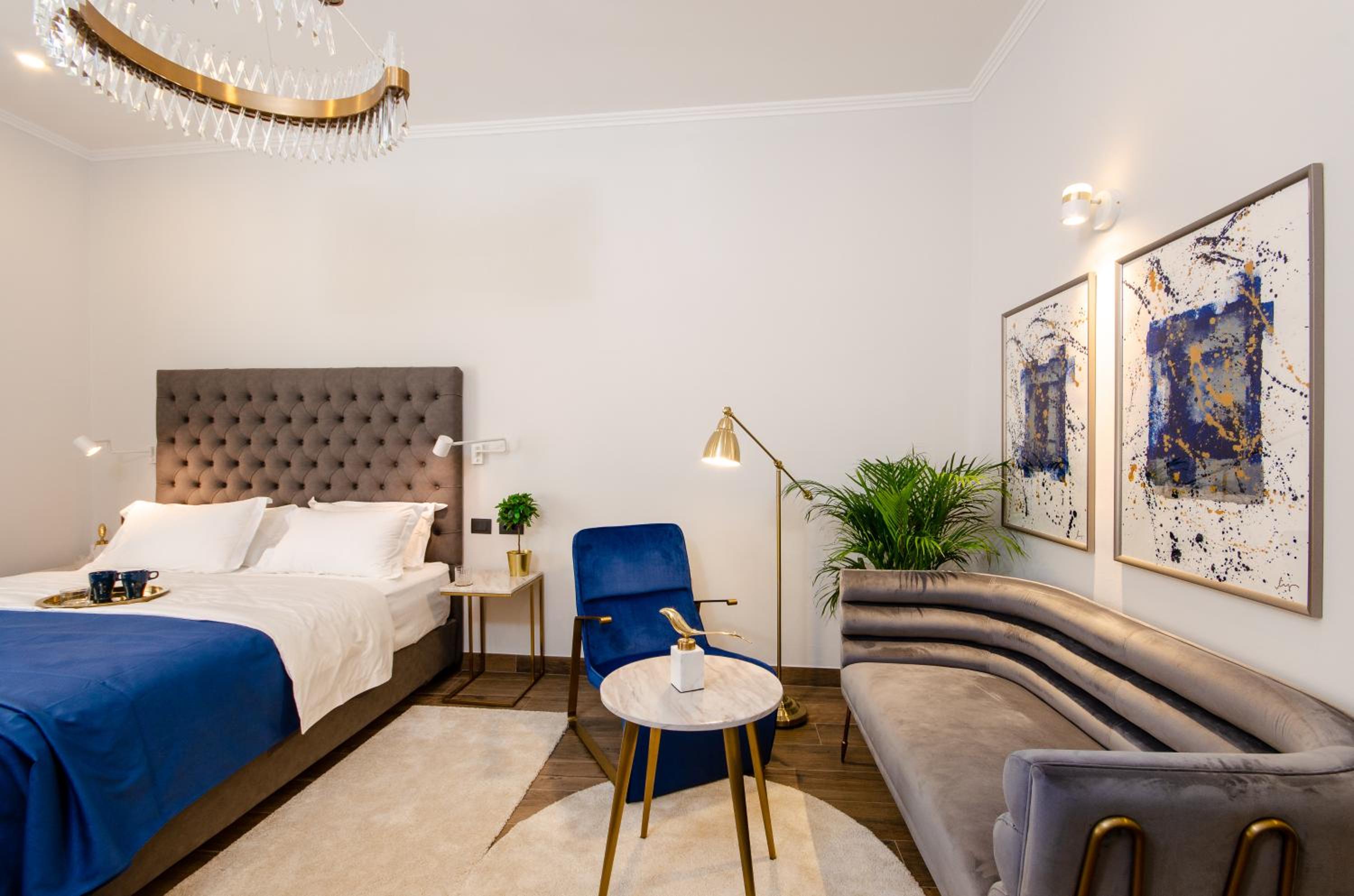 Deluxe King Room - Photo 9