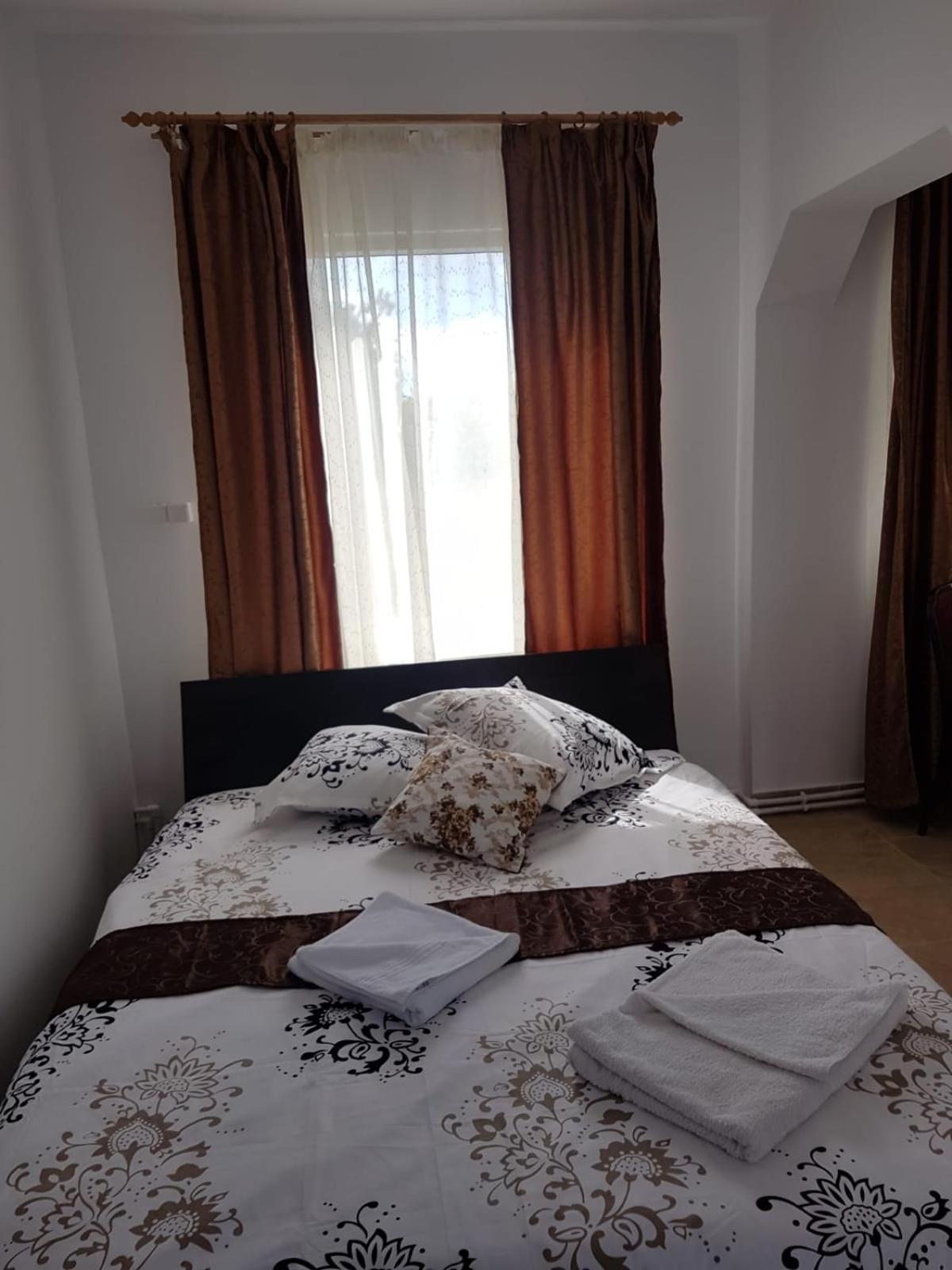 Queen Room with Pool View - Photo 12