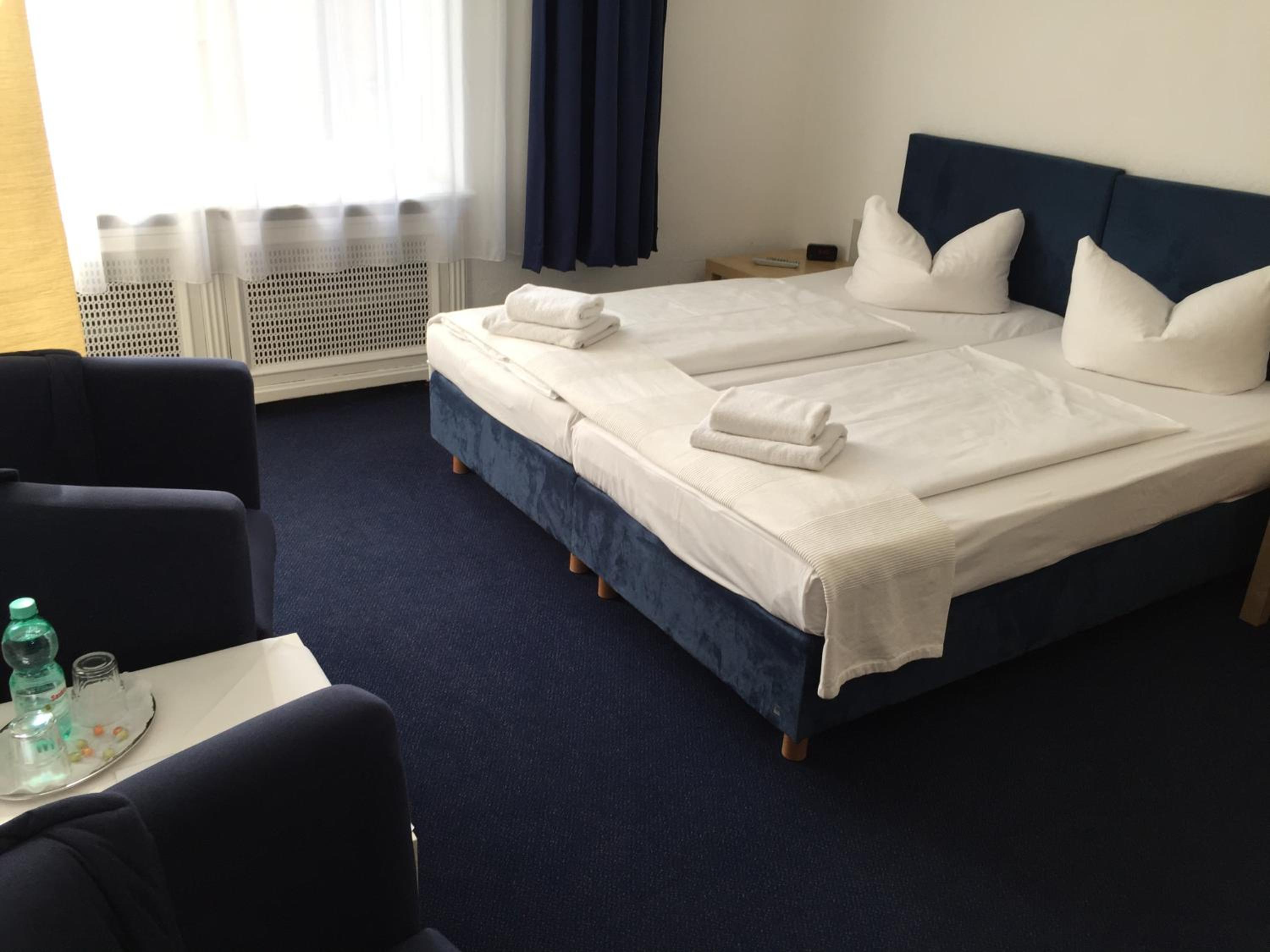 Large Double or Twin Room photo 1