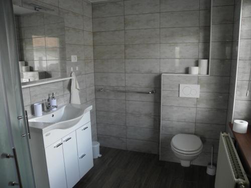 Double Room with Private Bathroom - Photo 5