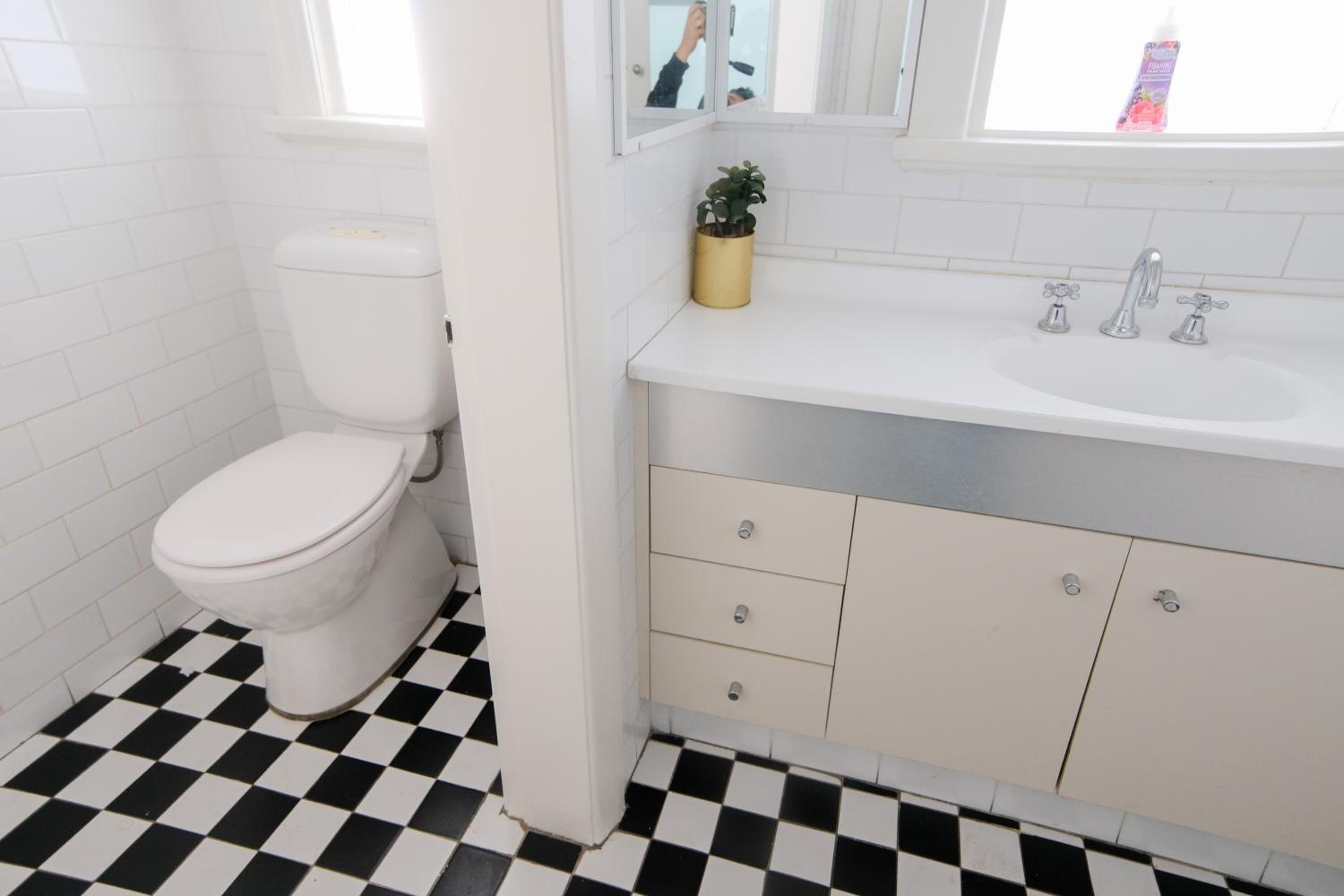 Standard Twin Room With Shared Bathroom photo 2