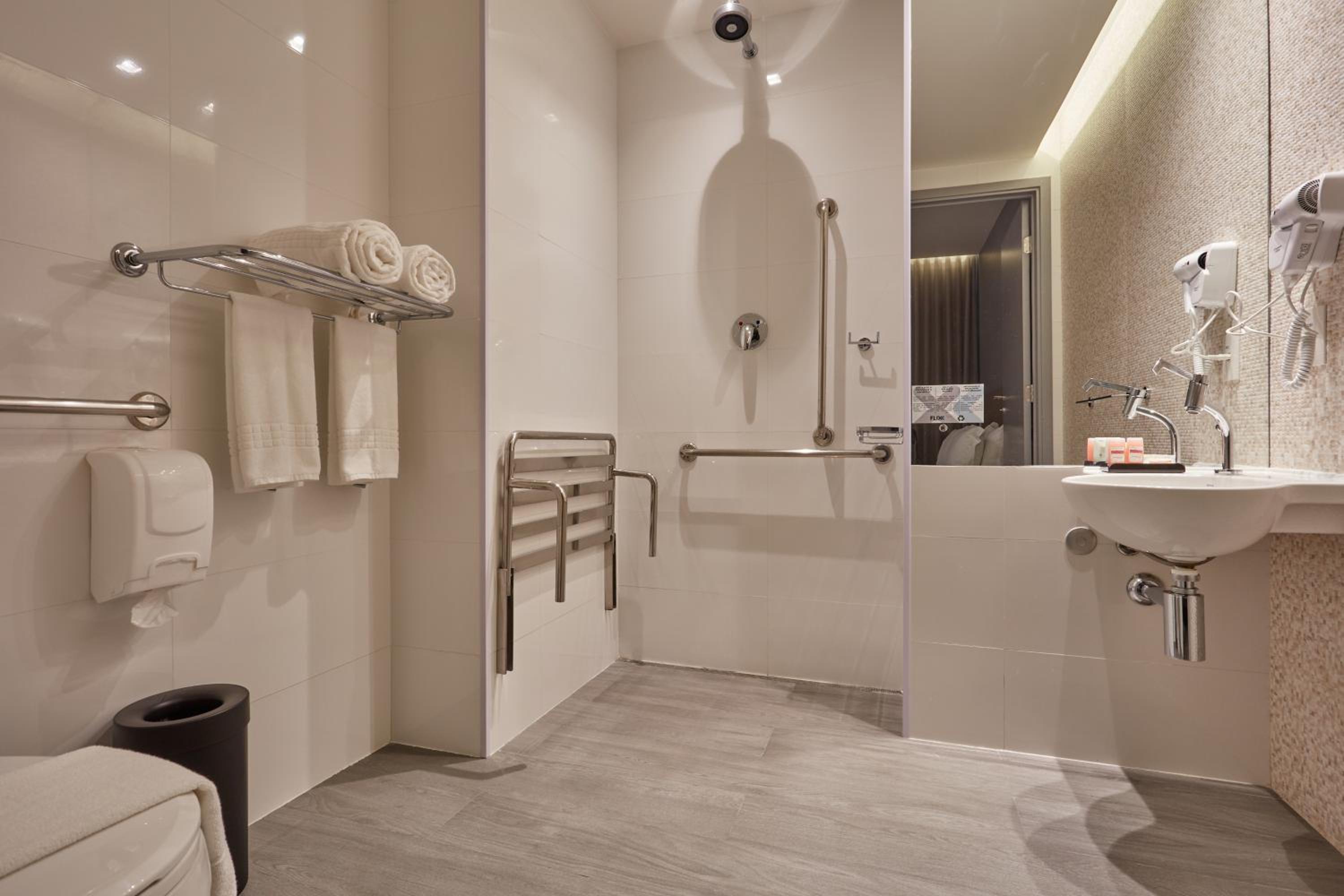 Double Room - Disability Access photo 3
