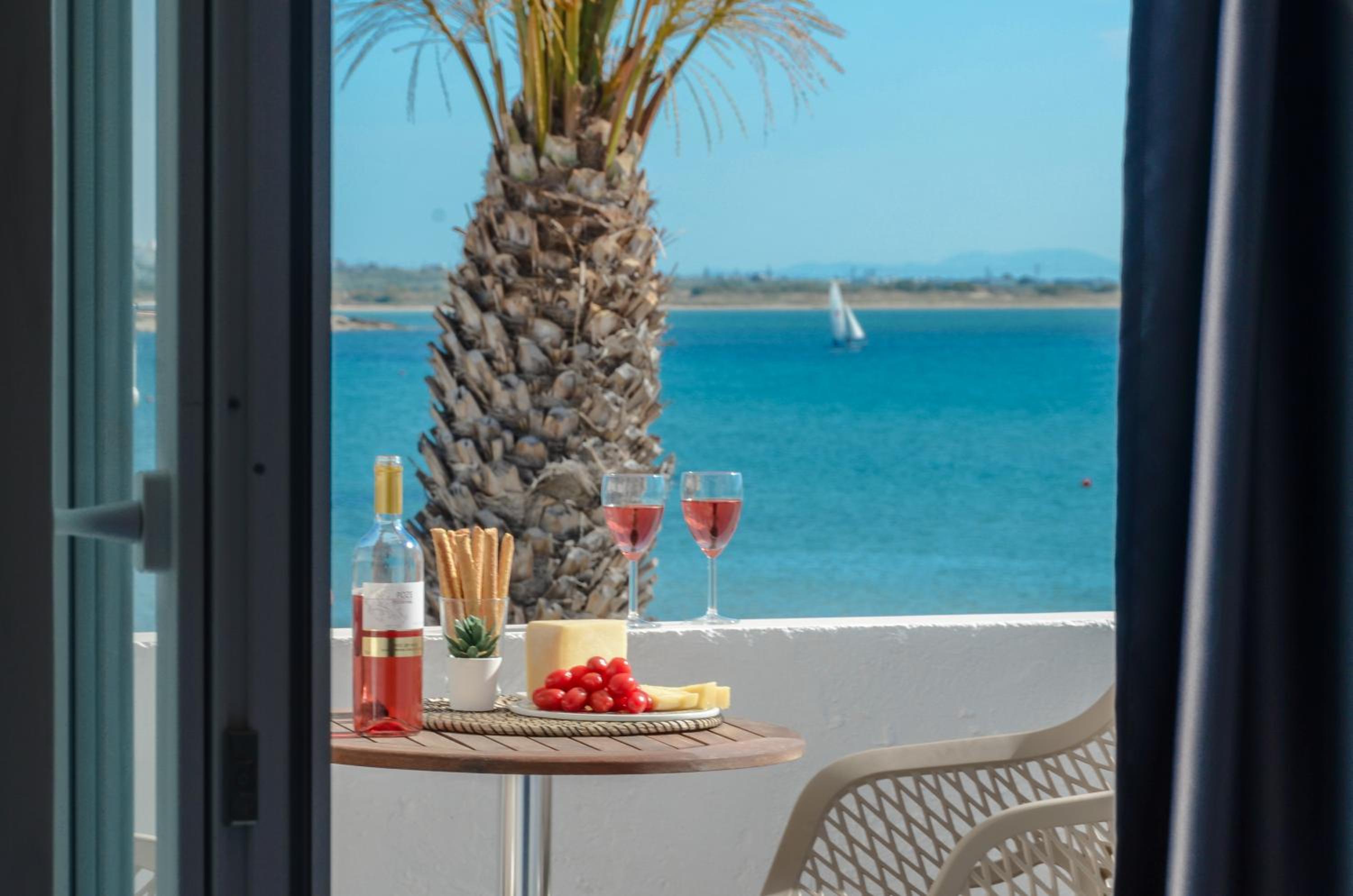 Deluxe Double Room with Balcony and Sea View photo 3