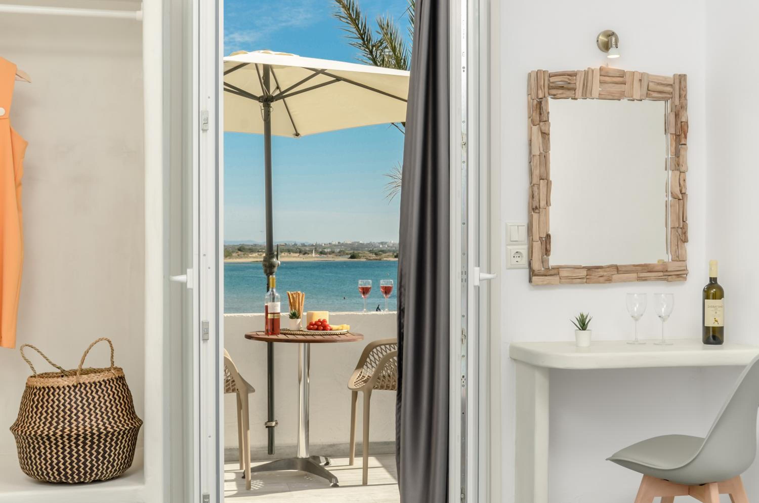 Deluxe Double Room with Balcony and Sea View photo 2