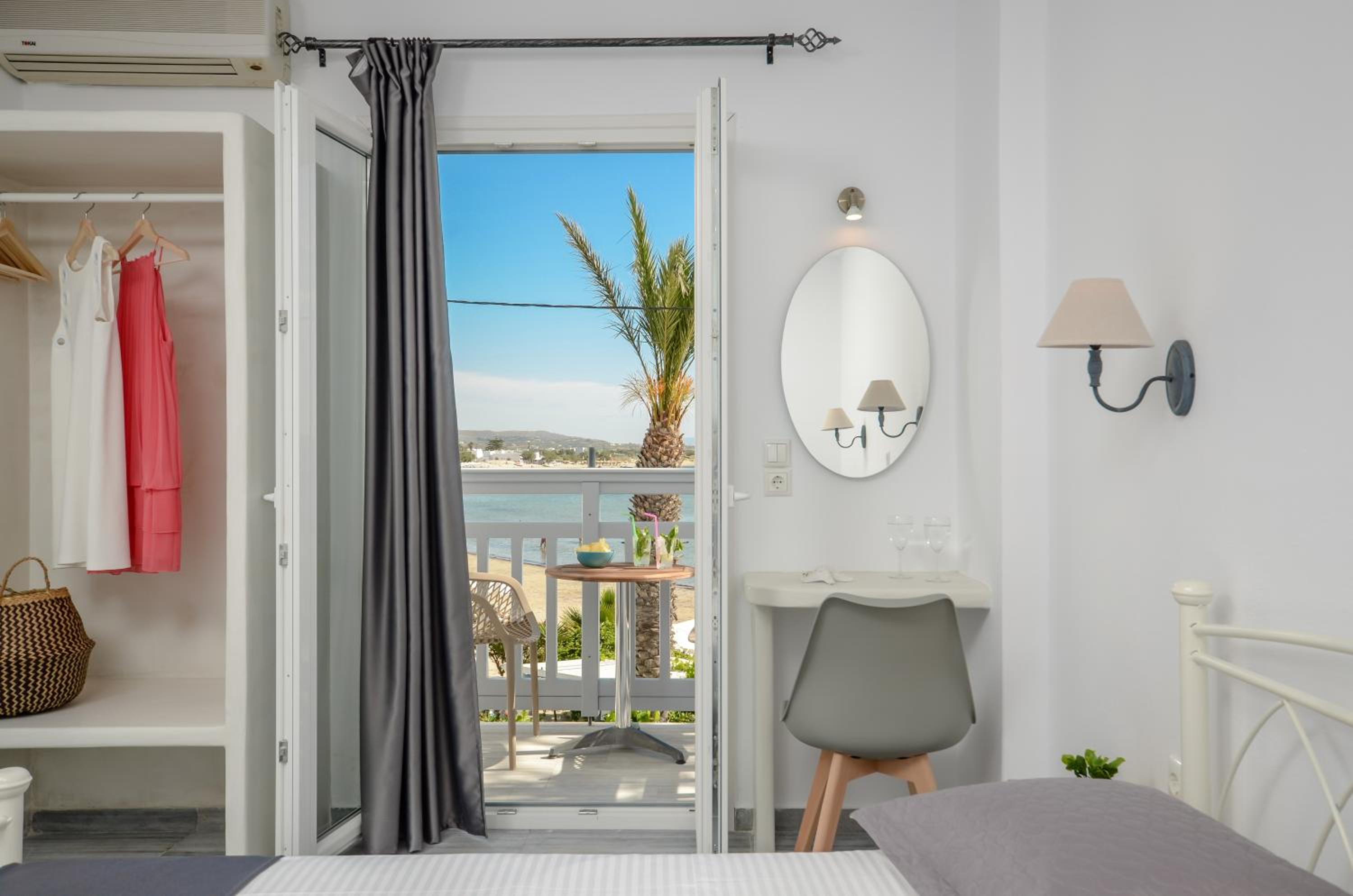 Deluxe Double Room with Balcony and Sea View photo 2