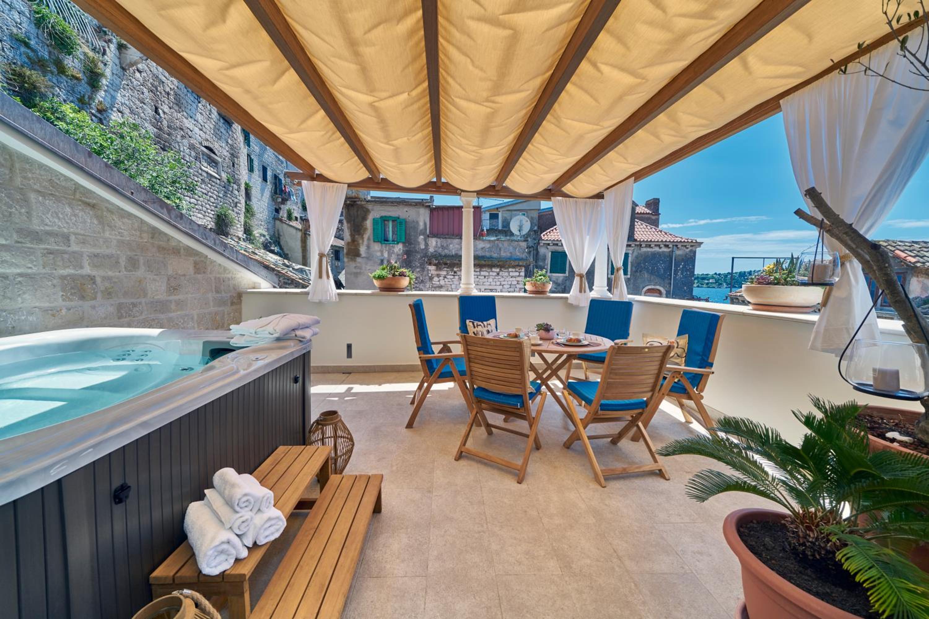 Deluxe Apartment with Terrace - Photo 8