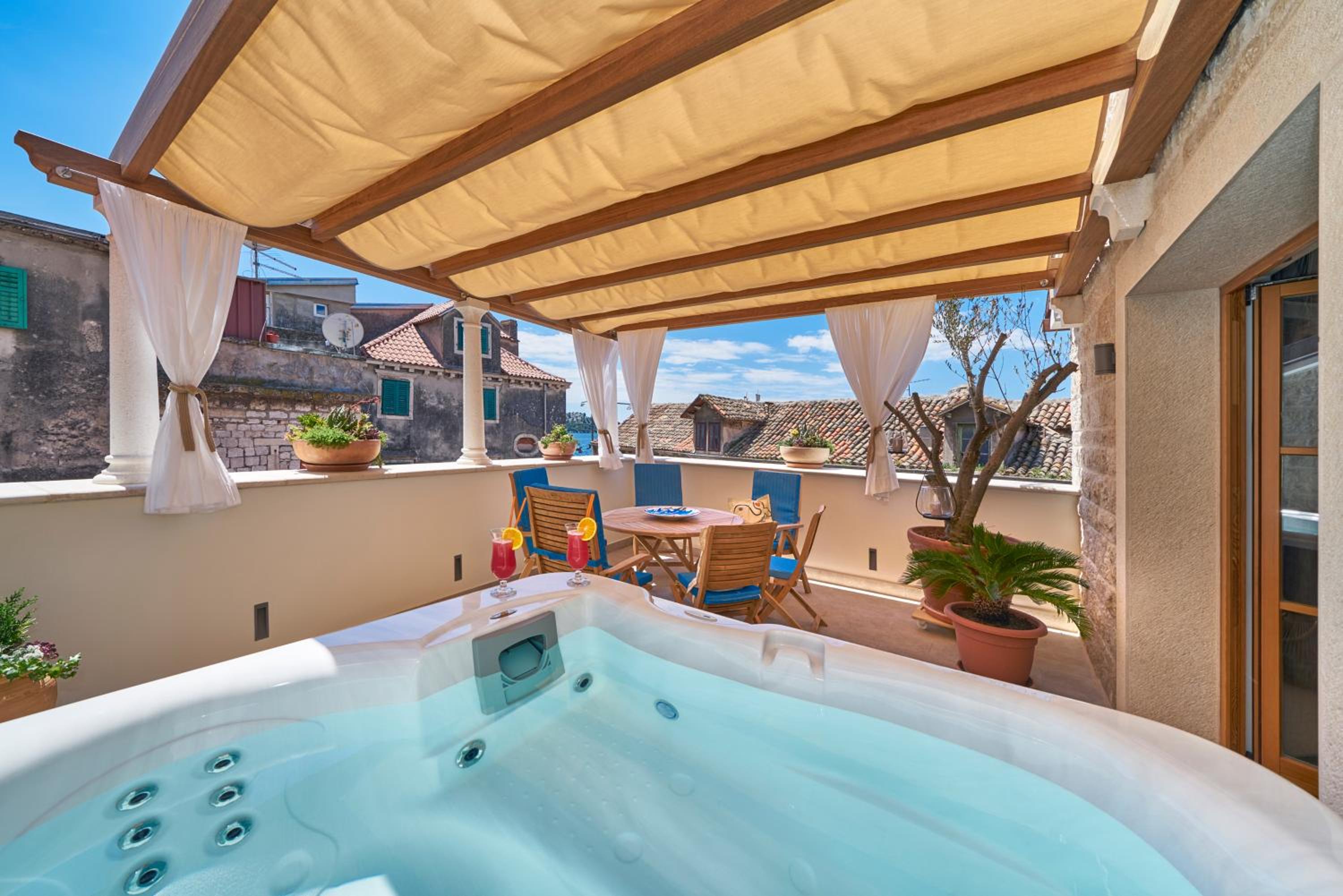 Deluxe Apartment with Terrace - Photo 9