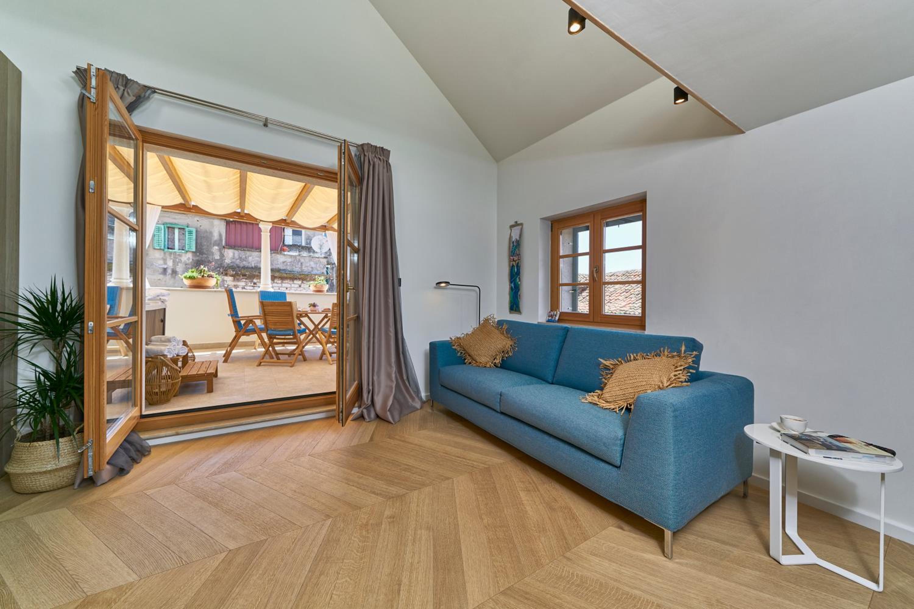 Deluxe Apartment with Terrace - Photo 17