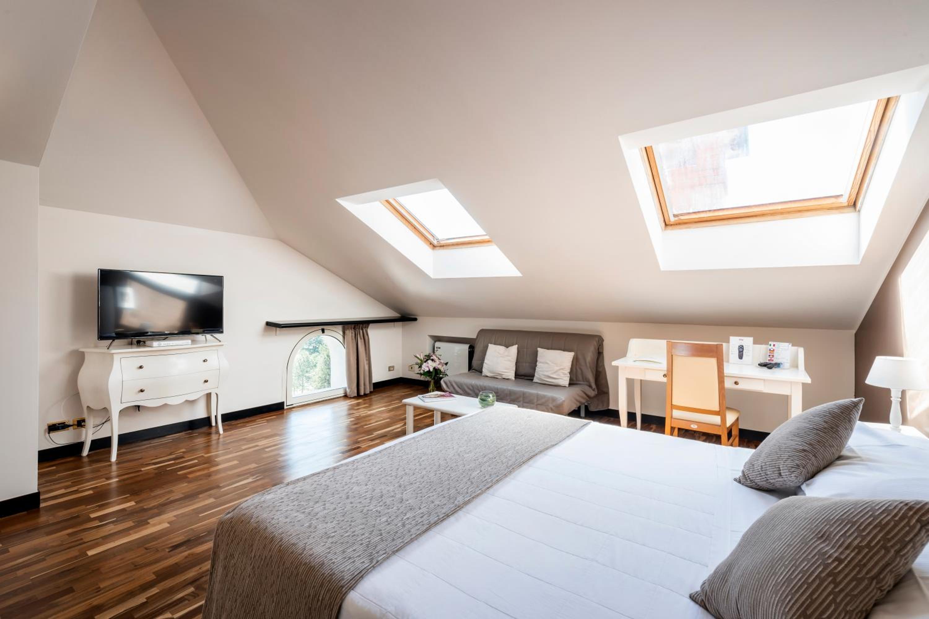 Junior Suite with Lake View - Photo 2