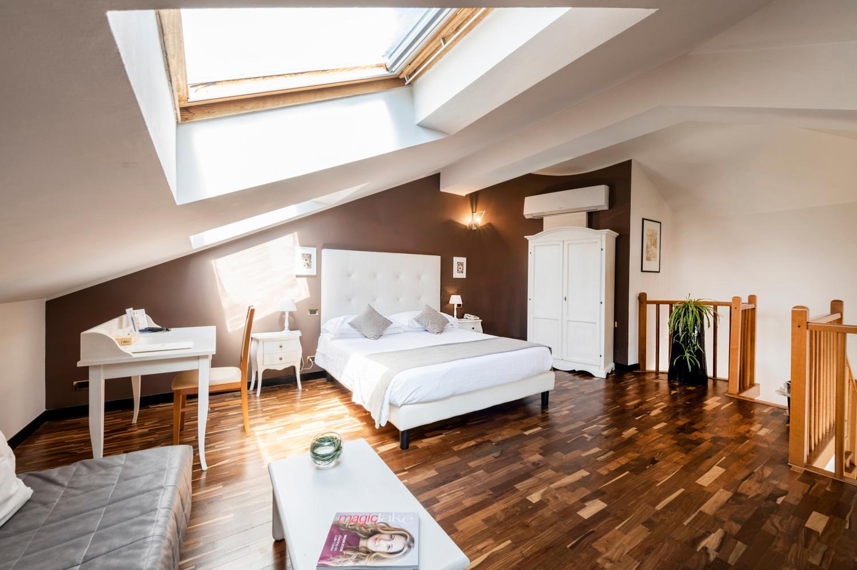 Junior Suite with Lake View - Photo 8