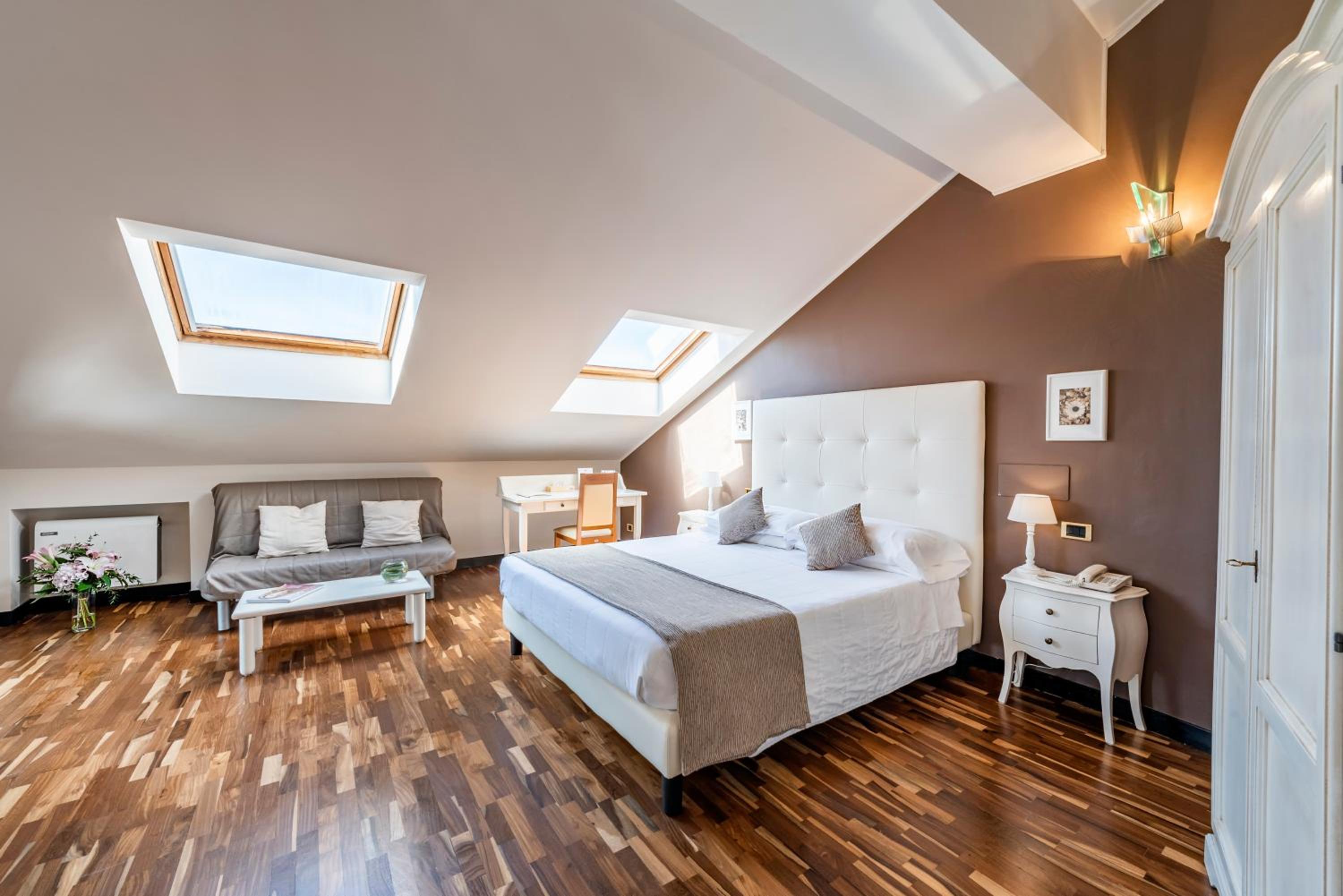 Junior Suite with Lake View - Photo 7