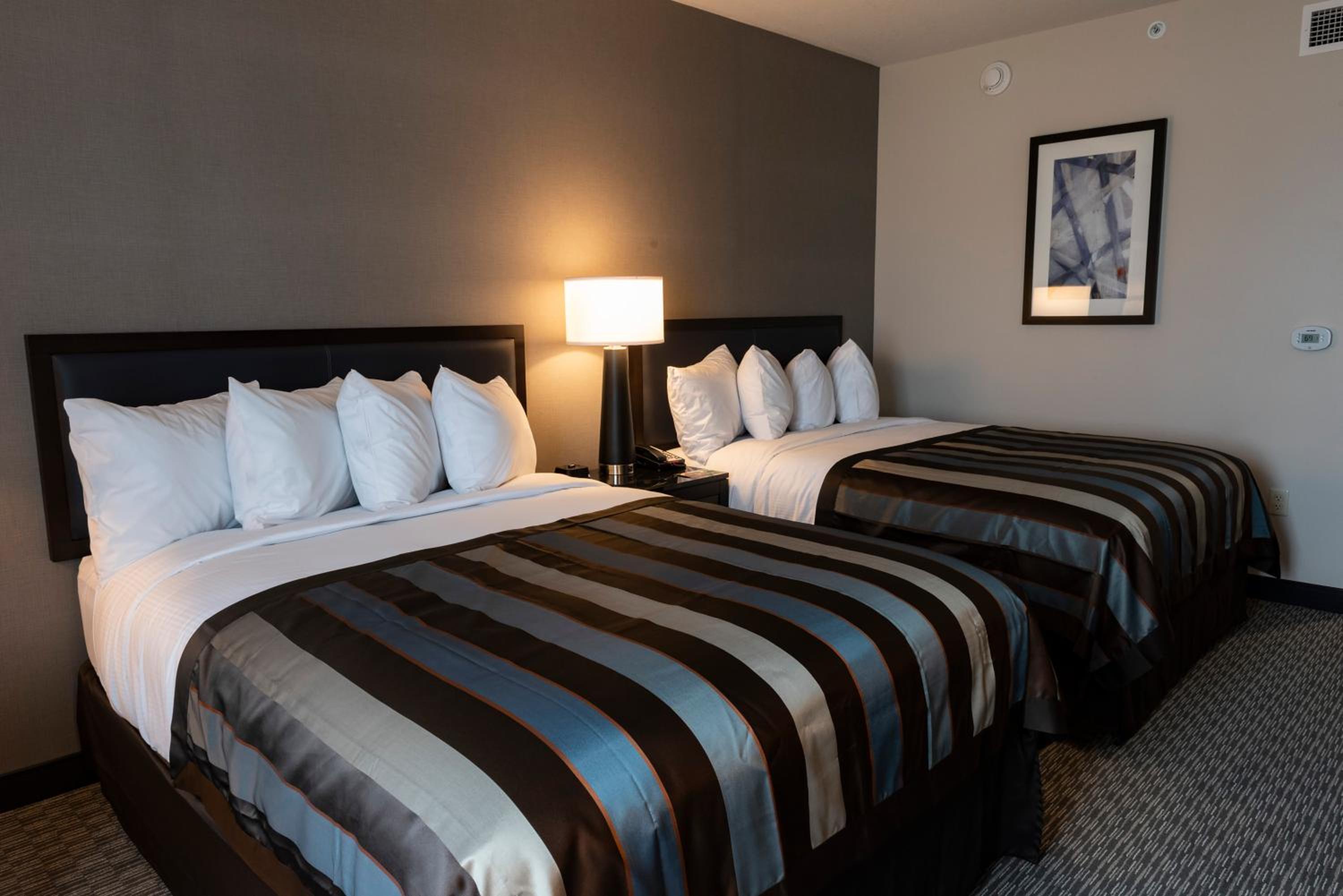 Queen Room with Two Queen Beds - Non-Smoking - Photo 6