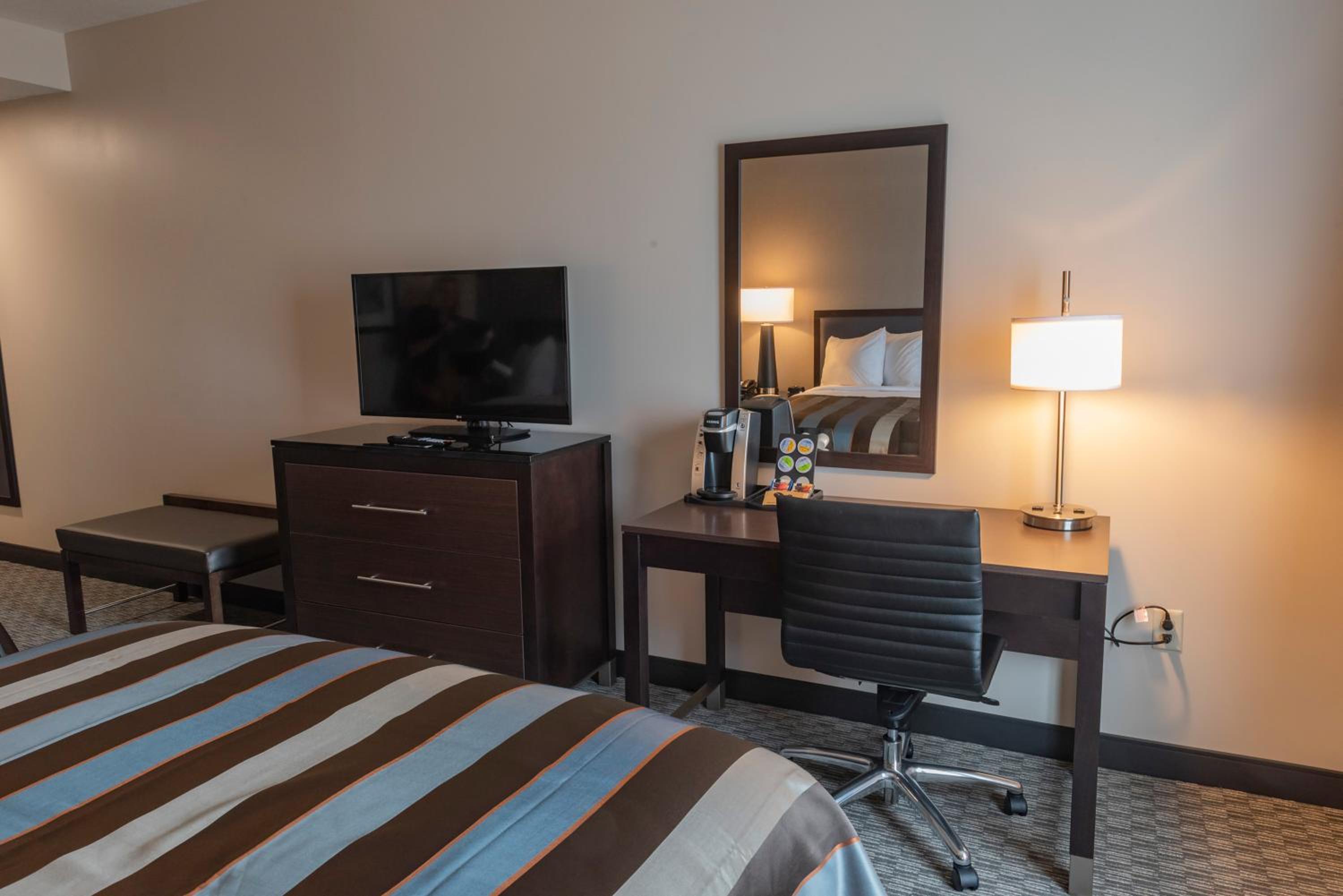 One-Bedroom King Suite - Mobility Access/Non-Smoking  - Photo 6