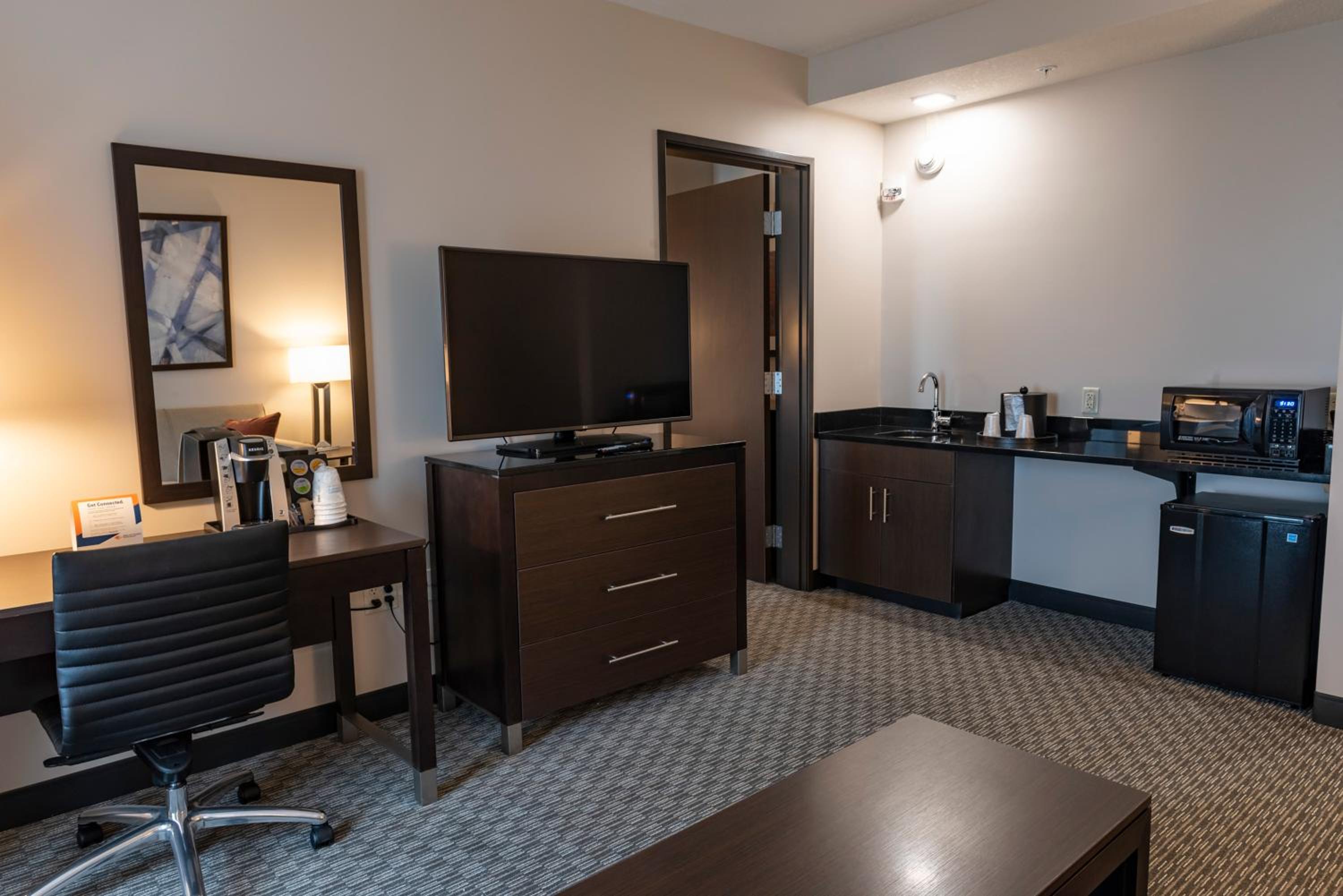 One-Bedroom King Suite - Mobility Access/Non-Smoking  - Photo 7
