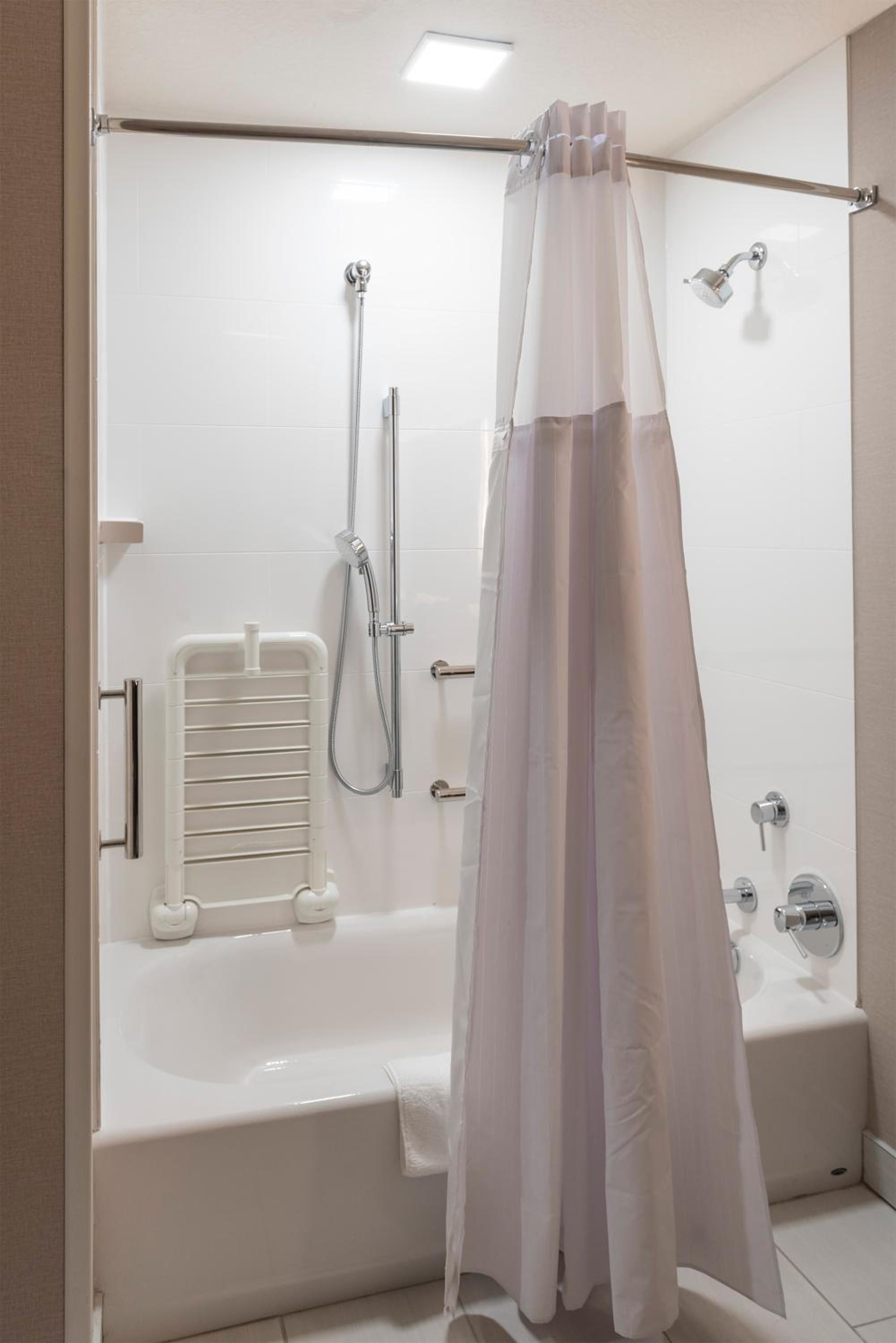 One-Bedroom King Suite - Mobility Access/Non-Smoking  - Photo 9