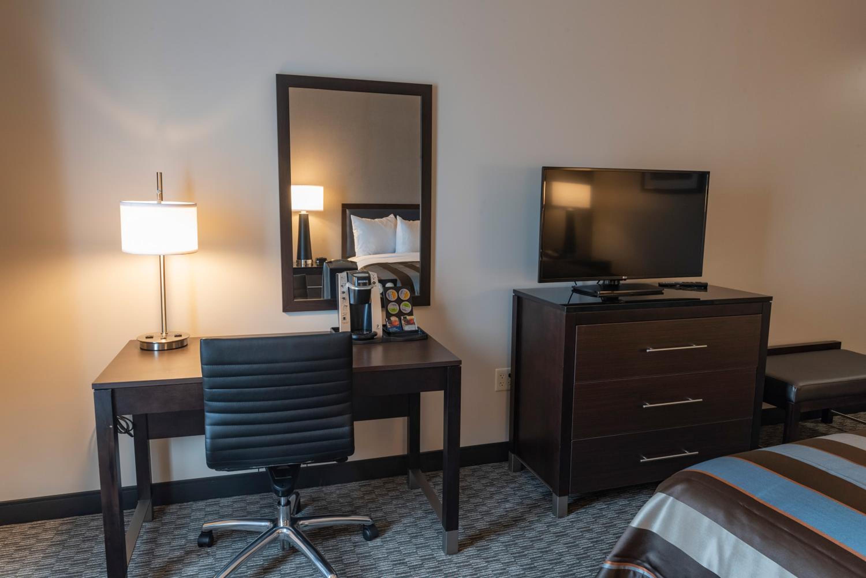 King Room - Non-Smoking - Photo 1