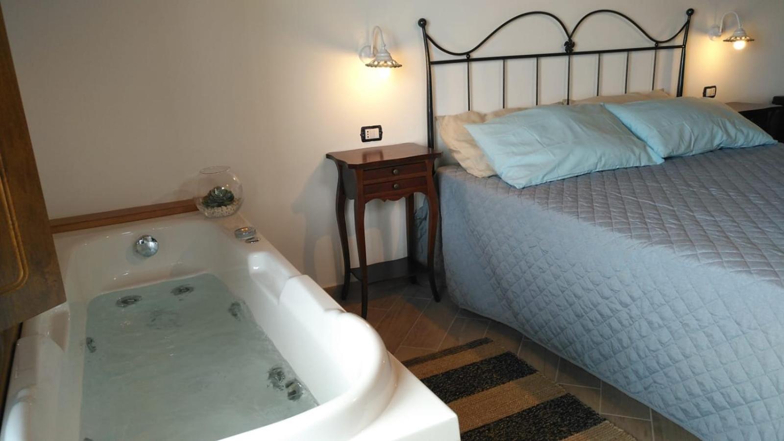 Double Room with Spa Bath - Photo 18