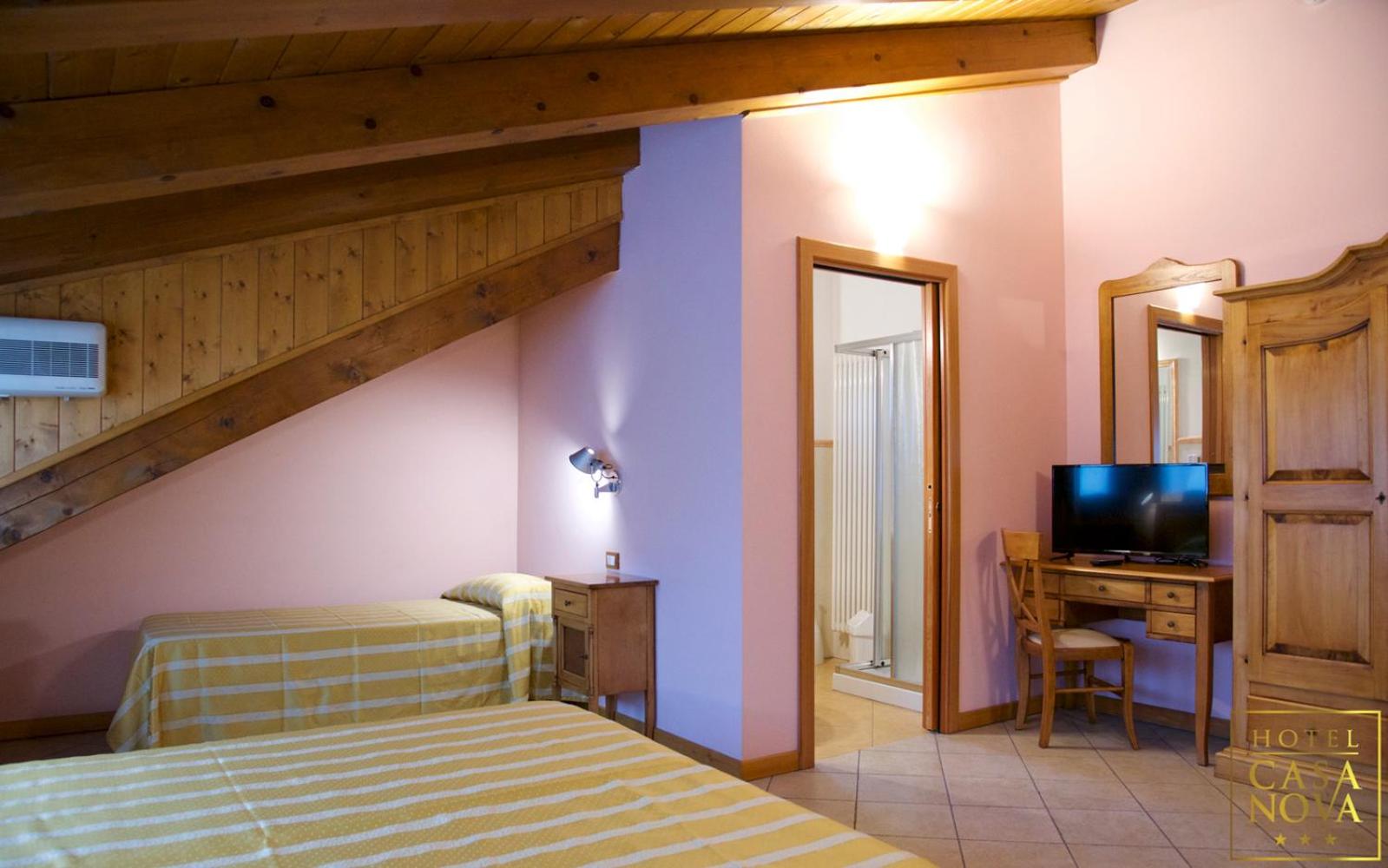 Quadruple Room with Private Bathroom - Photo 3