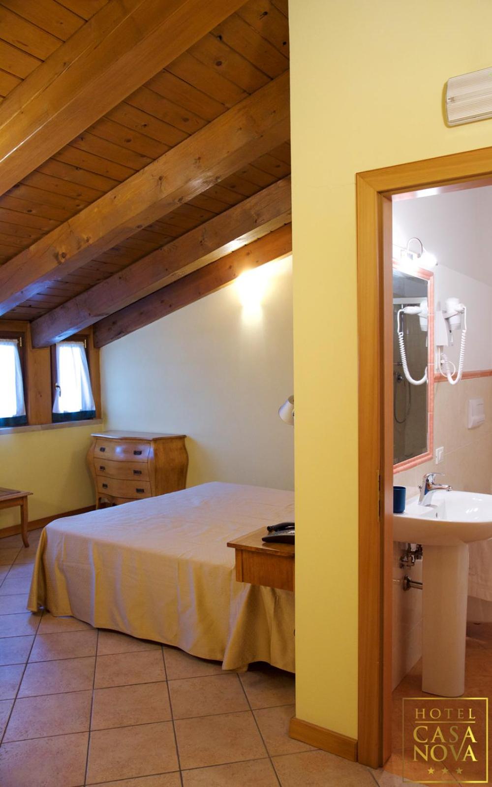 Double Room with Private Bathroom - Photo 9