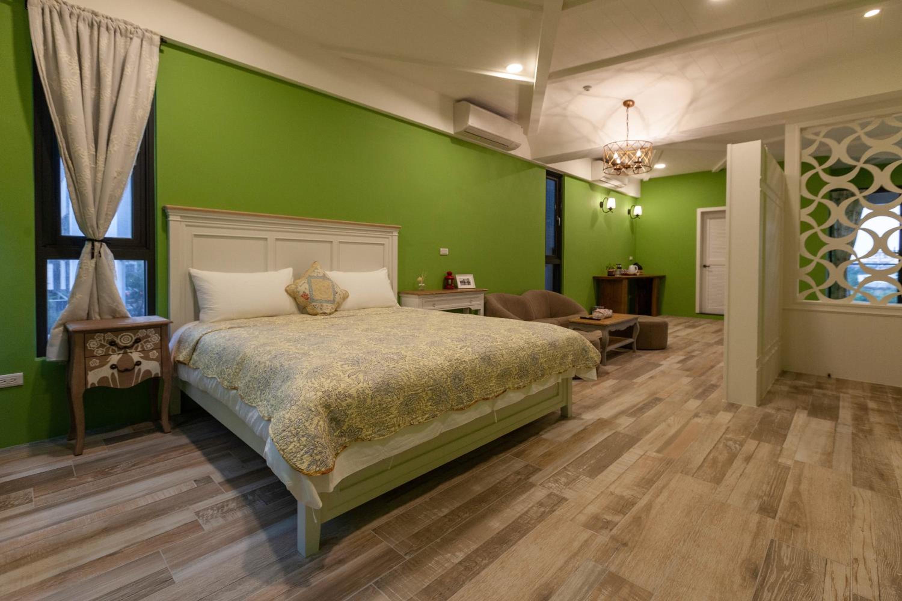 Superior Quadruple Room with bathtub photo 3