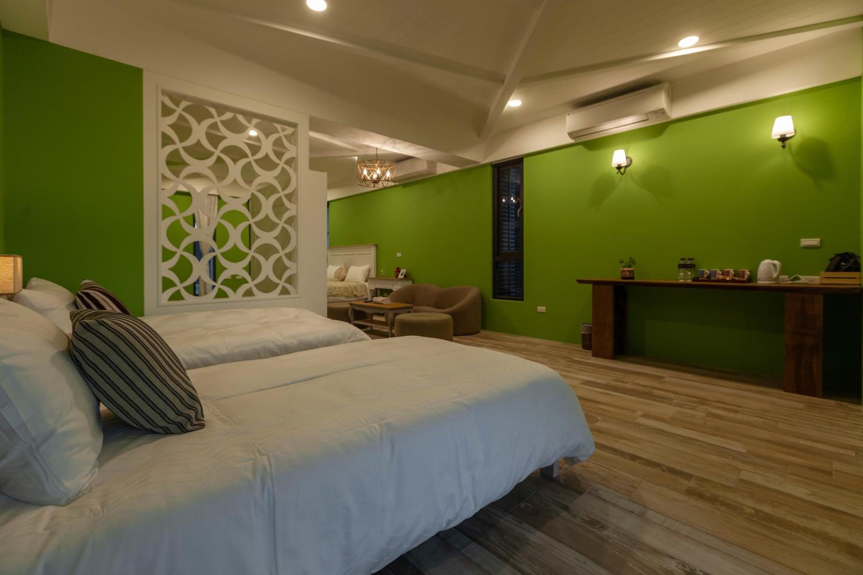 Superior Quadruple Room with bathtub photo 3