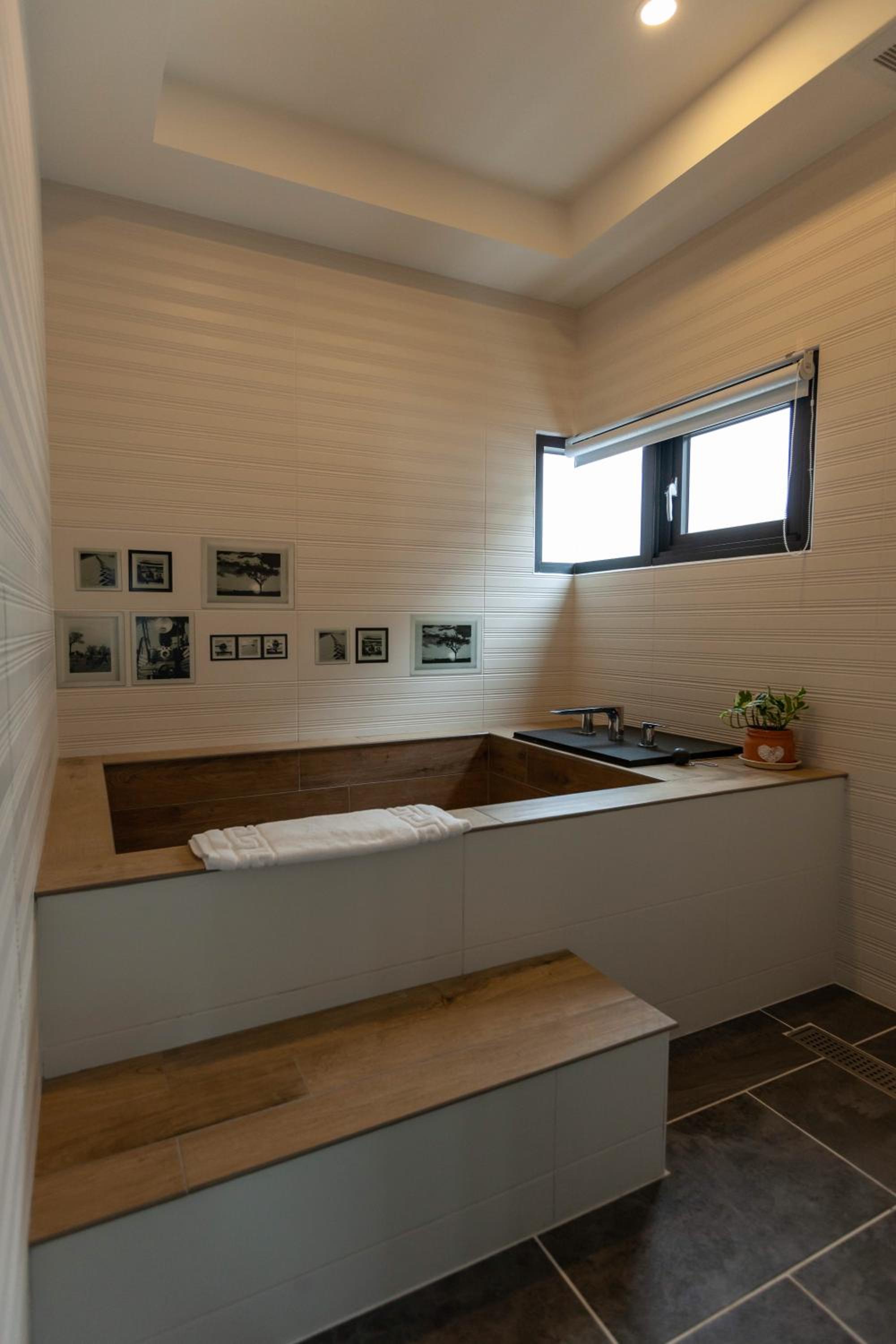 Quadruple Room with Bath photo 3