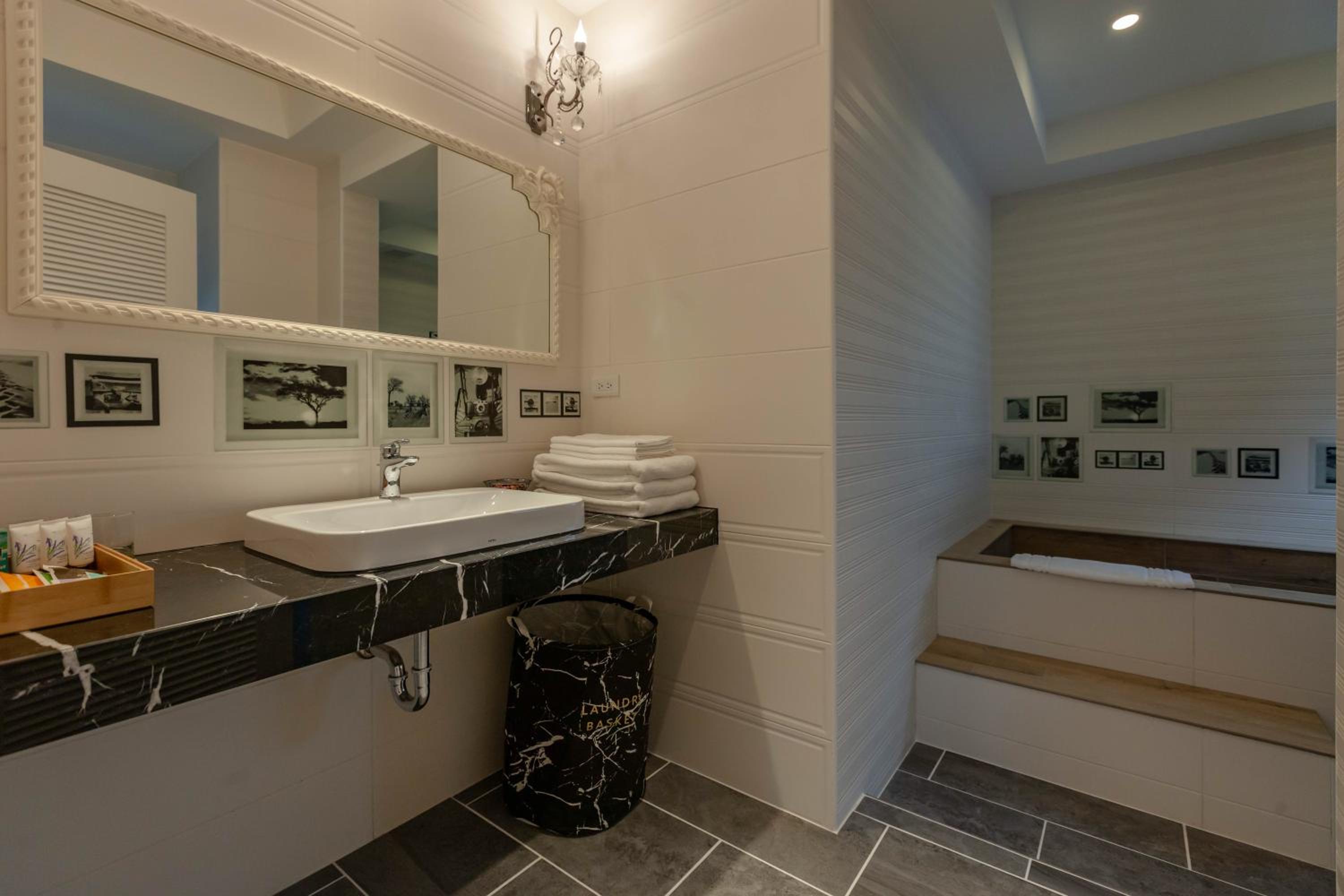 Quadruple Room with Bath photo 2