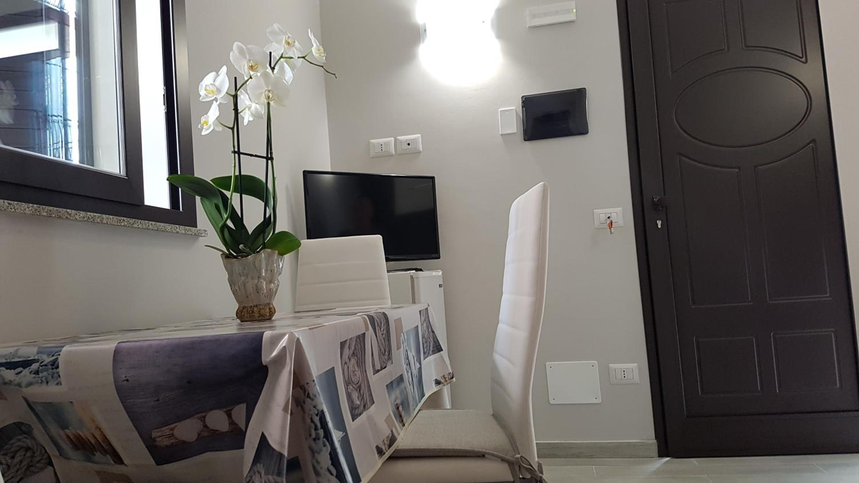 One-Bedroom House - Photo 8