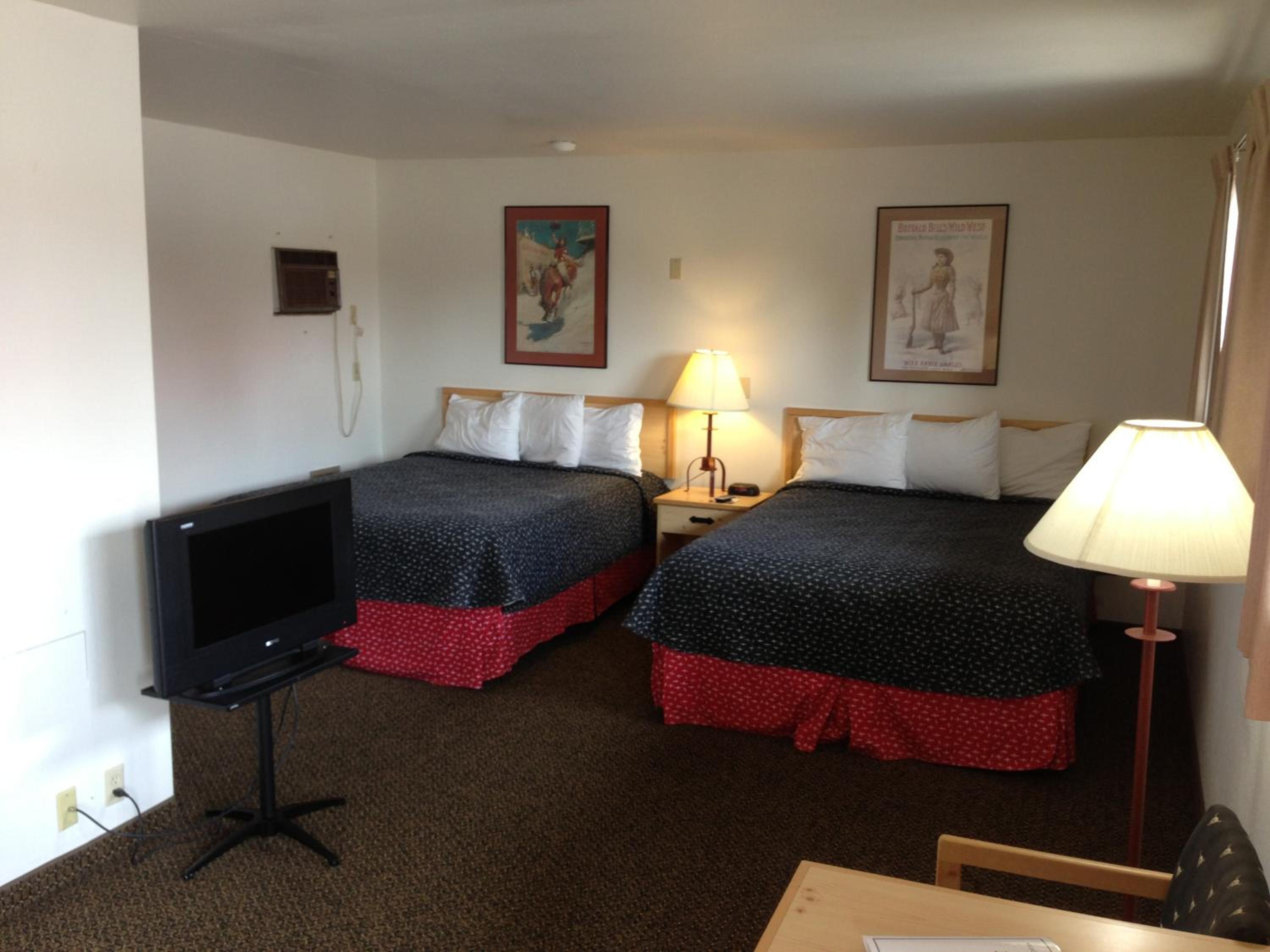 Queen Room with Two Queen Beds - Photo 2