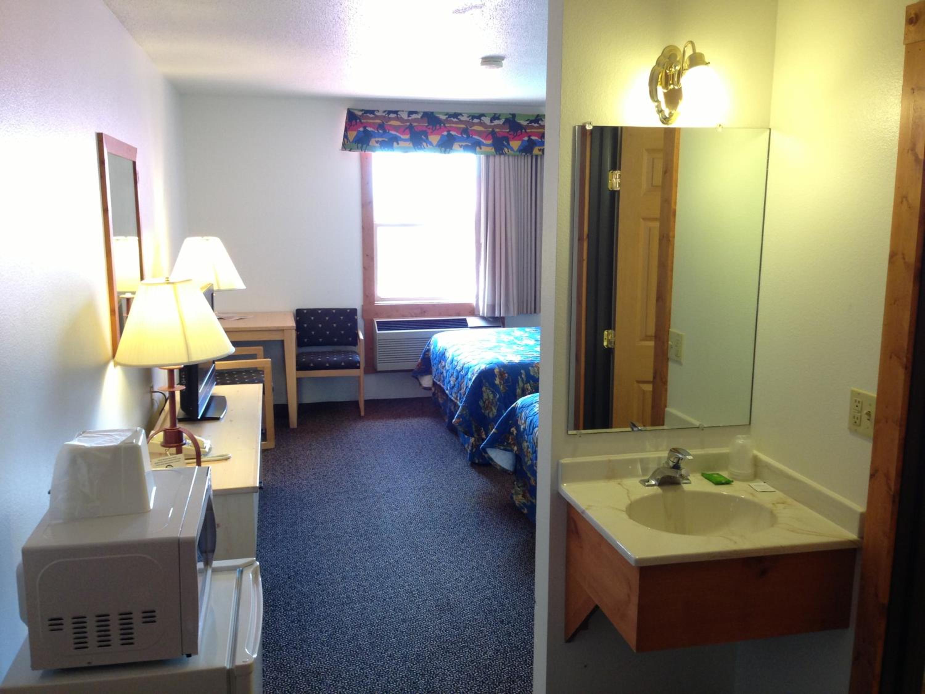 Queen Room with Two Queen Beds - Photo 3