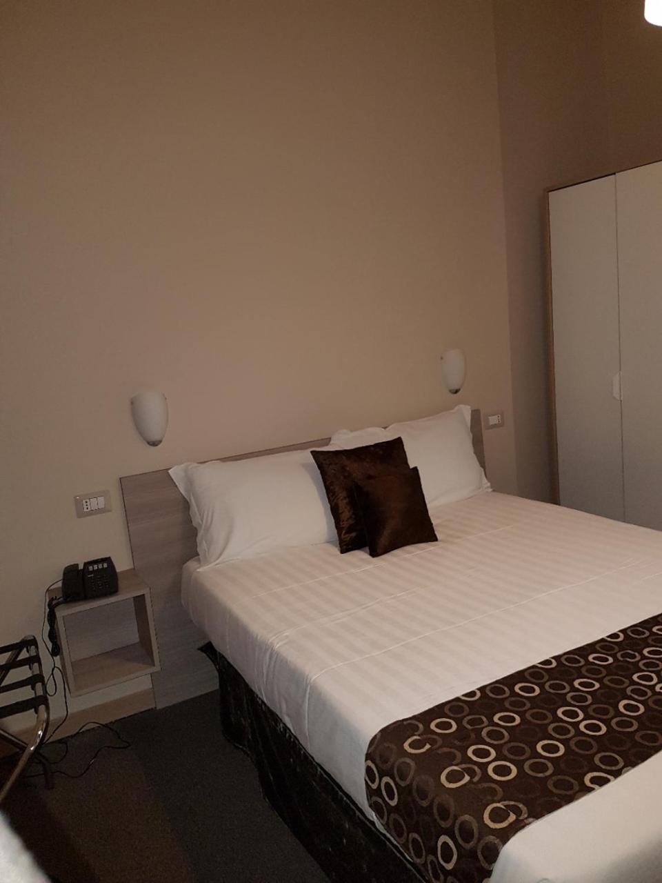 Small Double or Twin Room with Spa Access photo 3