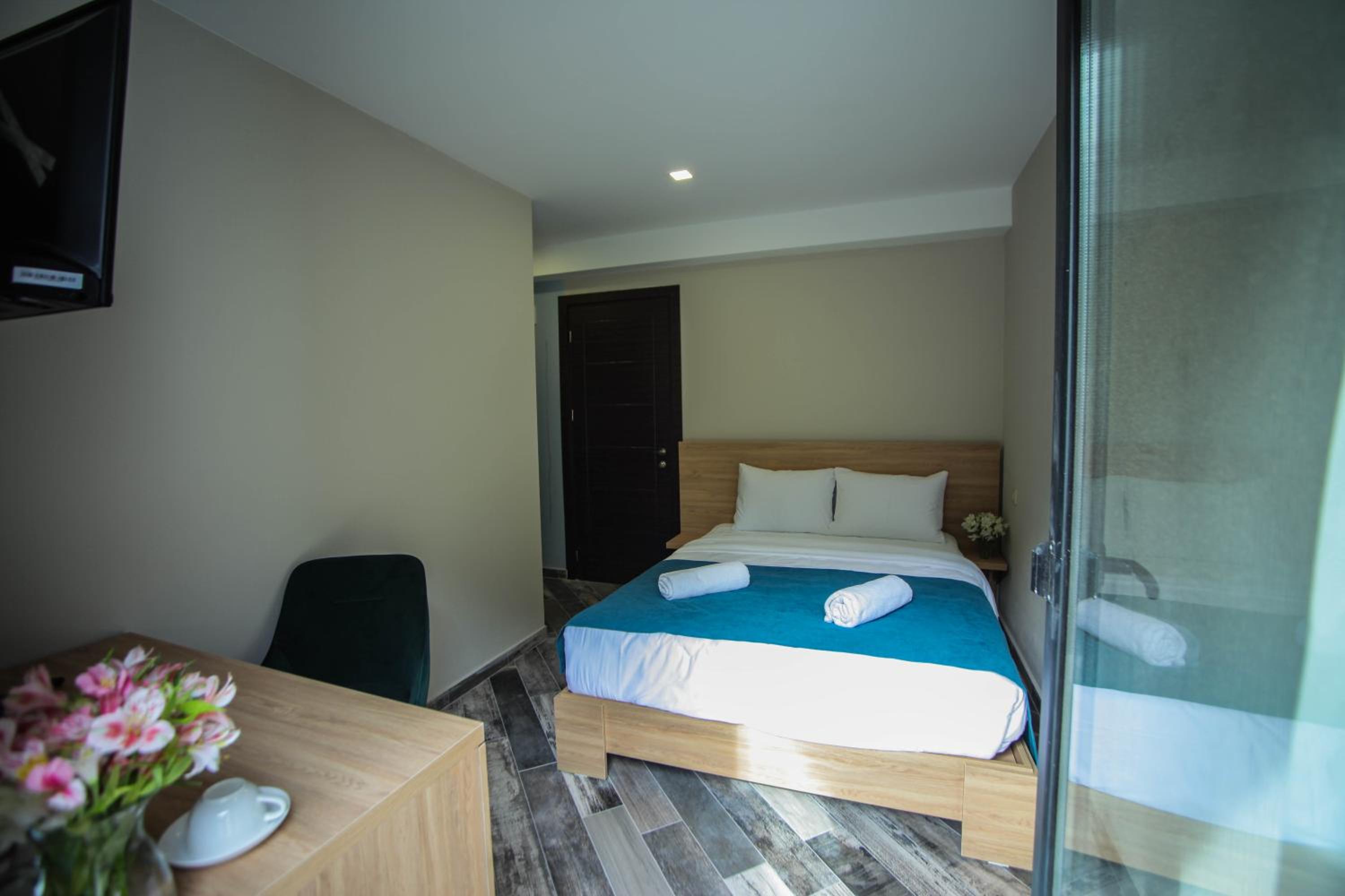 Double Room with Balcony - Photo 25