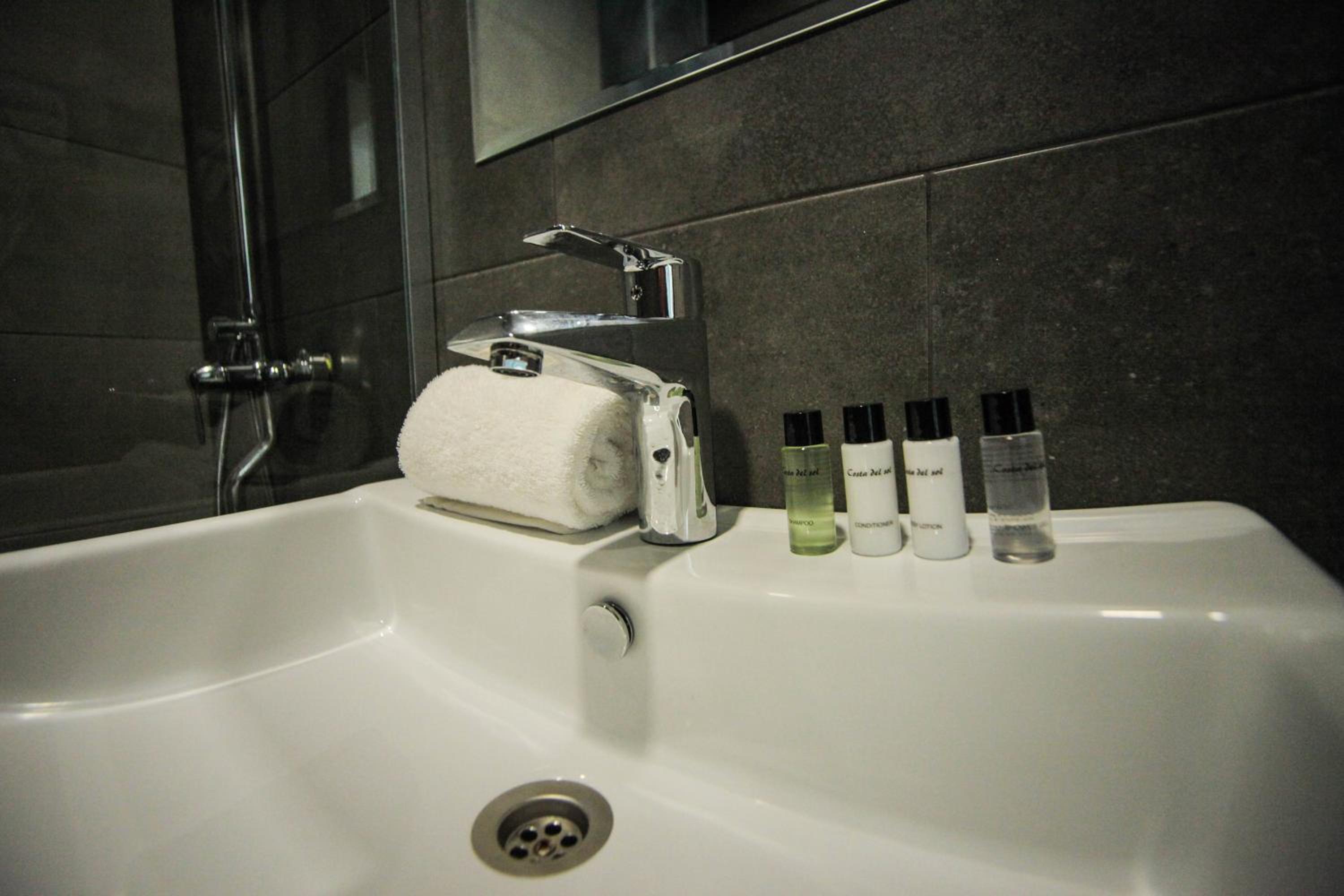 Double Room with Balcony - Photo 24
