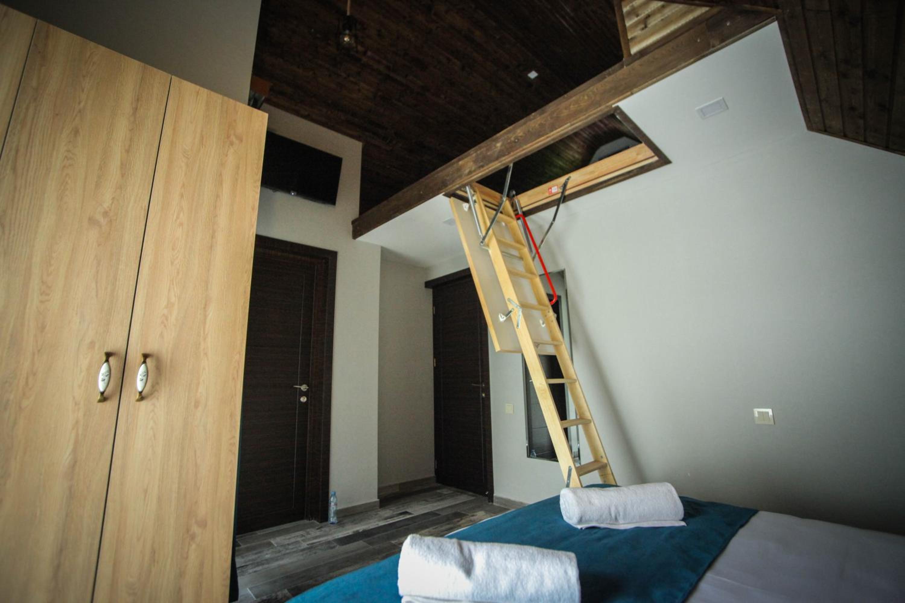 Quadruple Room with Balcony - Photo 25