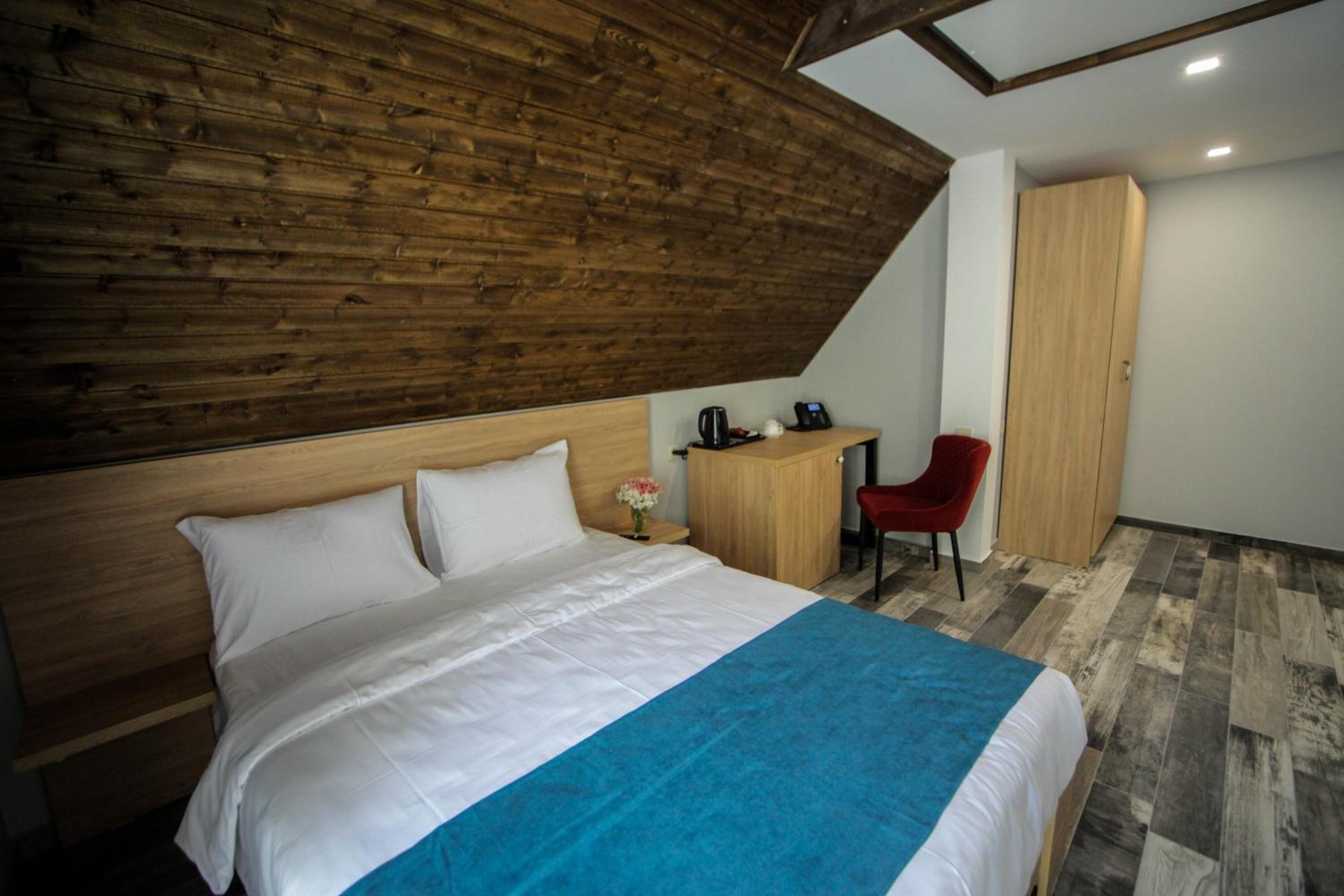 Quadruple Room with Balcony - Photo 20