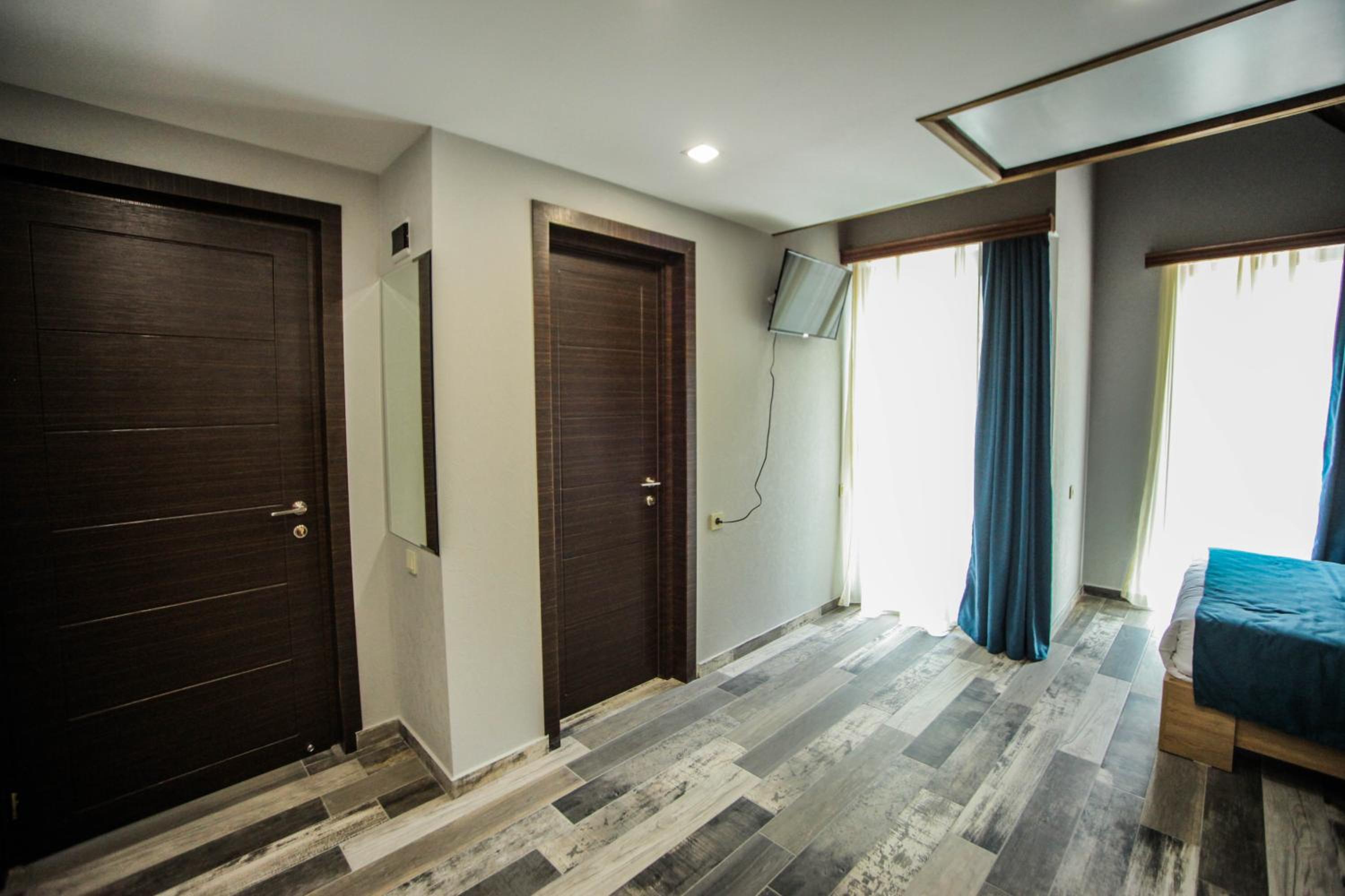 Quadruple Room with Balcony - Photo 19
