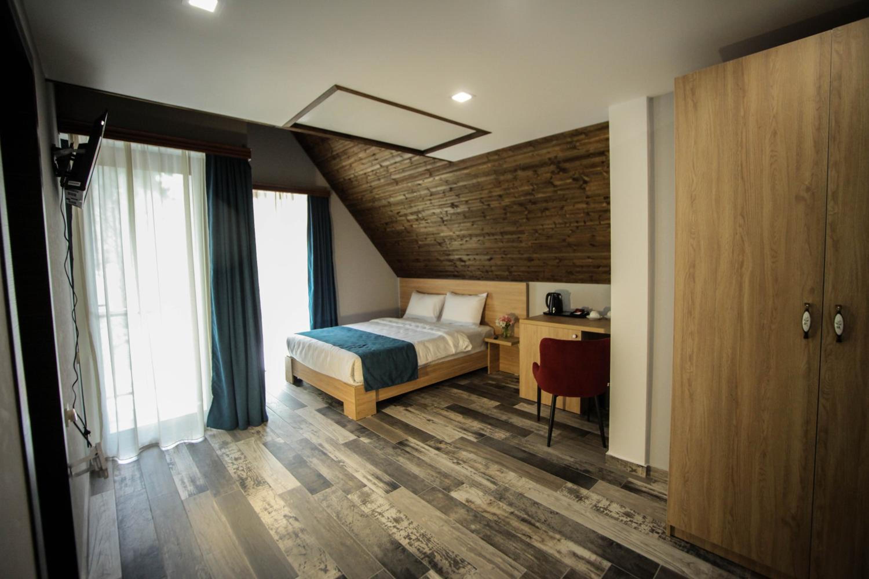 Quadruple Room with Balcony - Photo 18