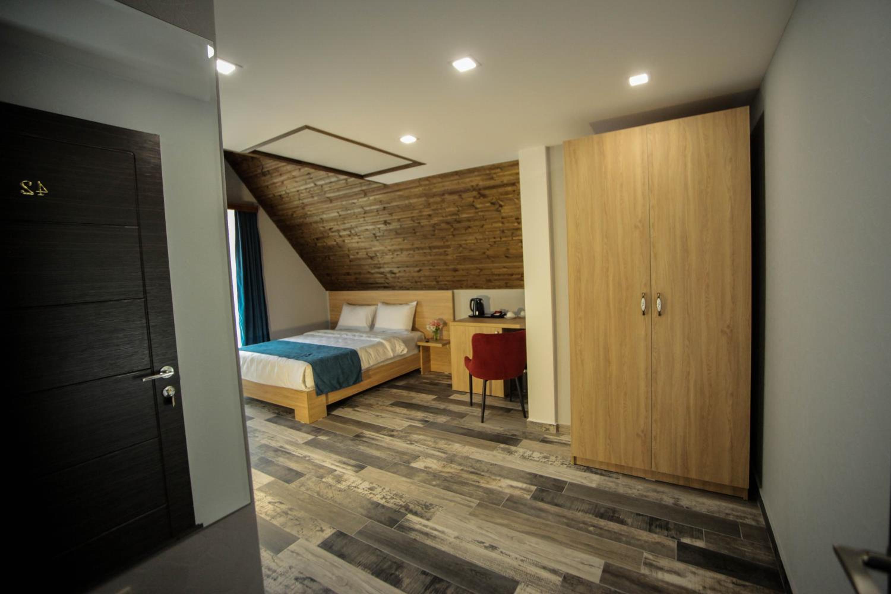 Quadruple Room with Balcony - Photo 17