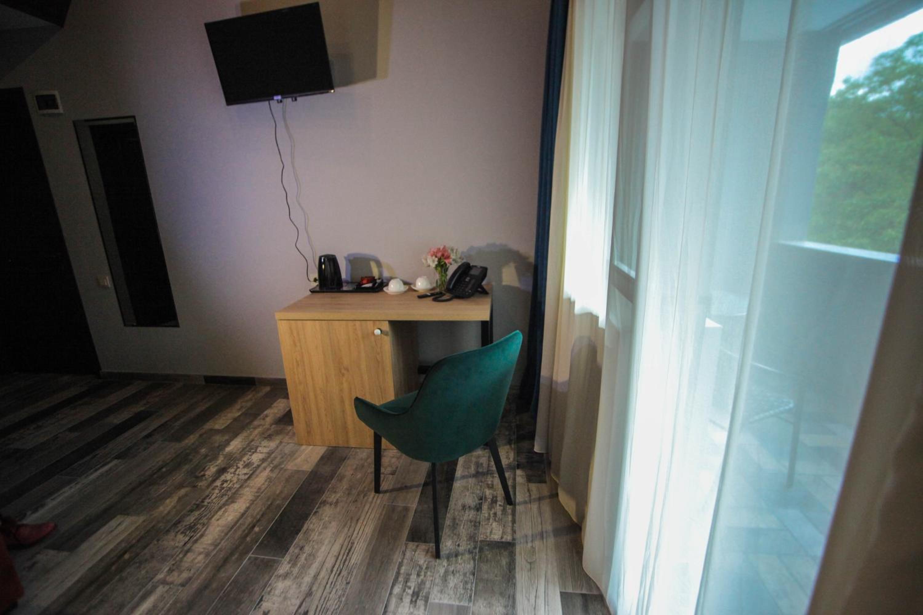 Deluxe Double Room with Balcony - Photo 33