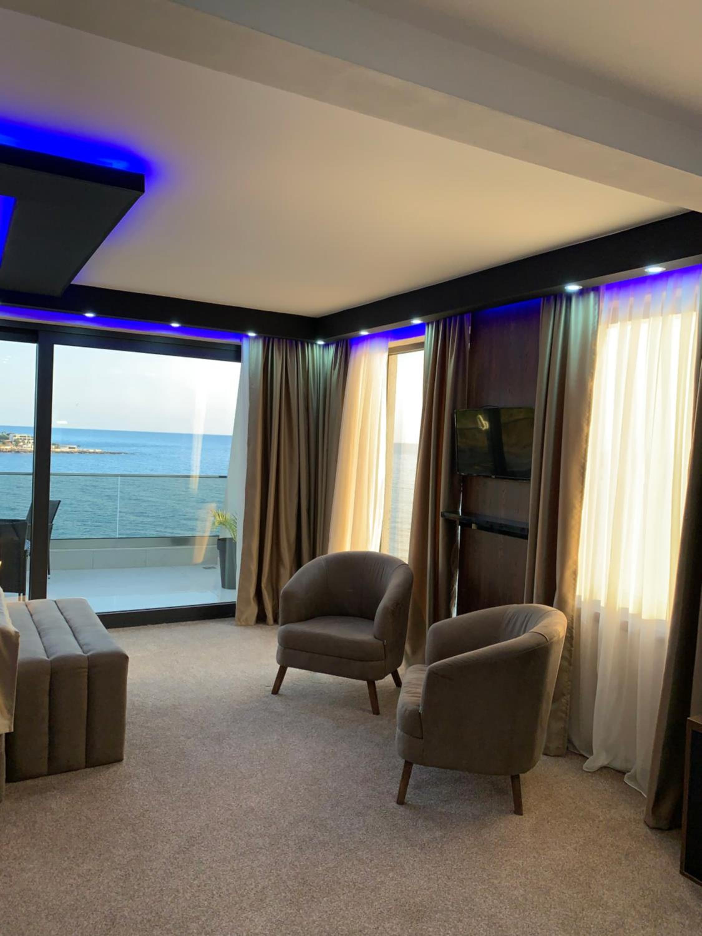 Deluxe Suite with Sea View photo 3