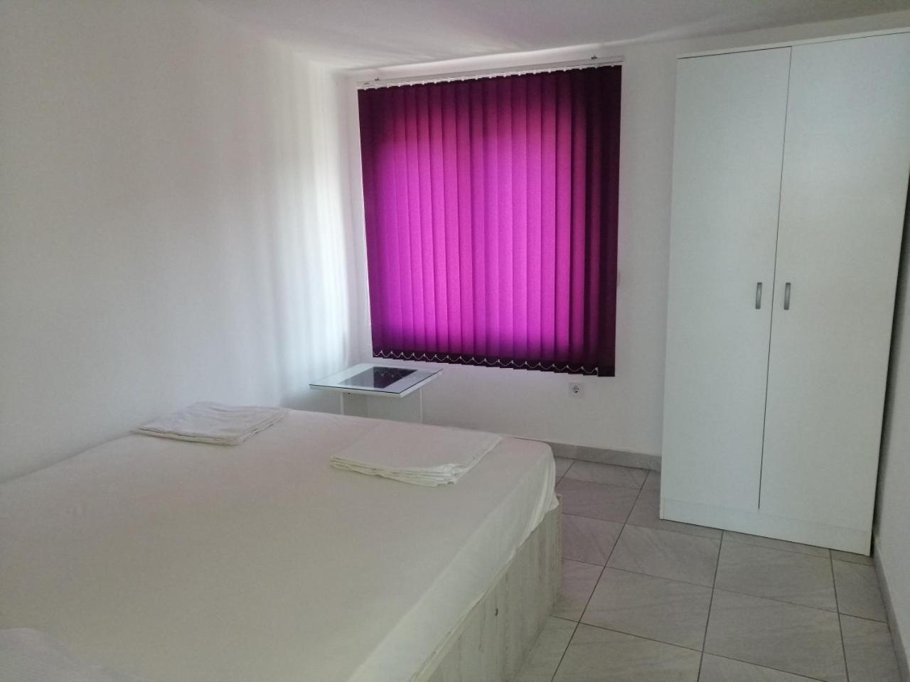 Queen Room with Shared Bathroom photo 1