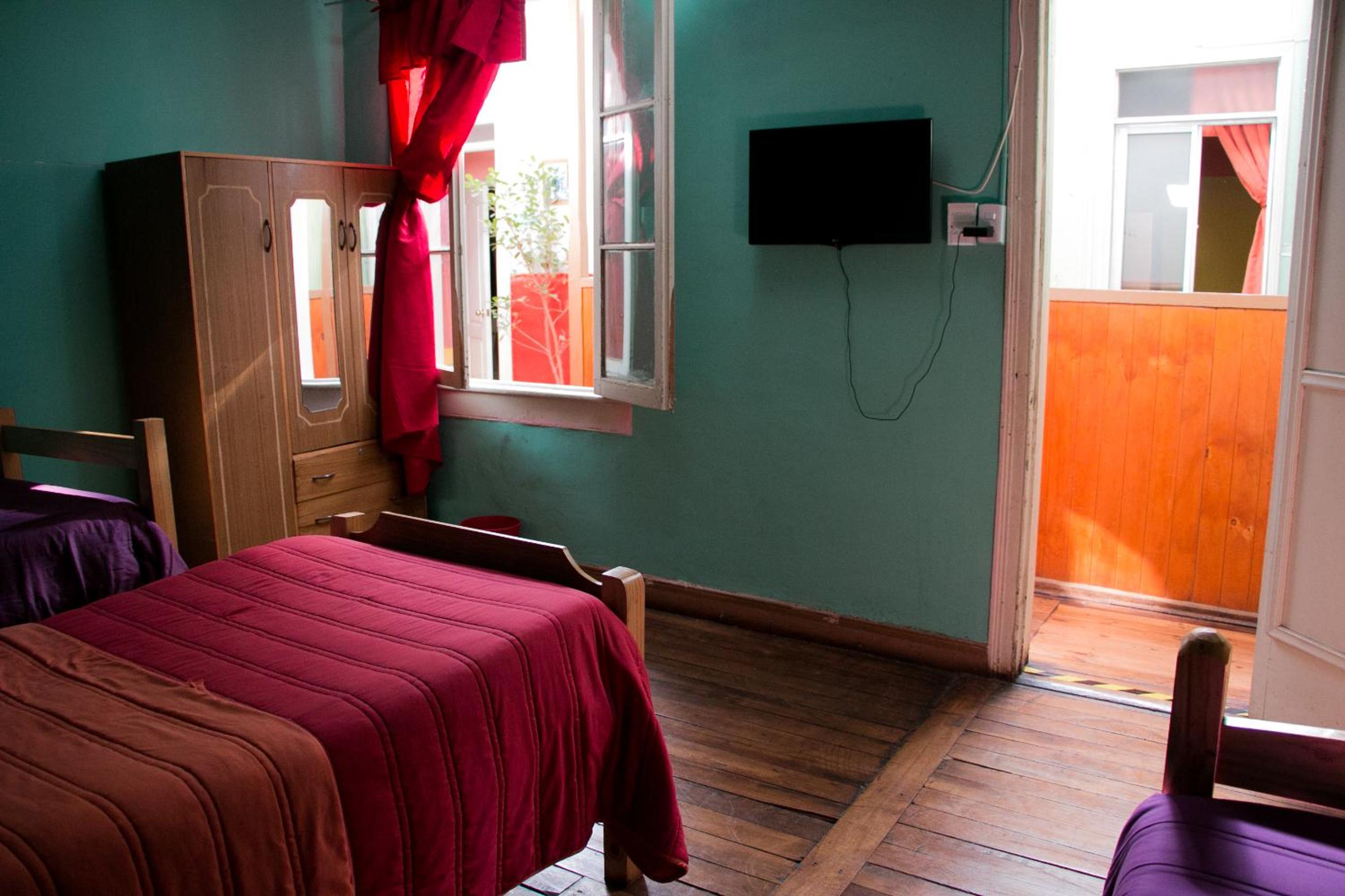 Basic Triple Room with Shared Bathroom photo 3