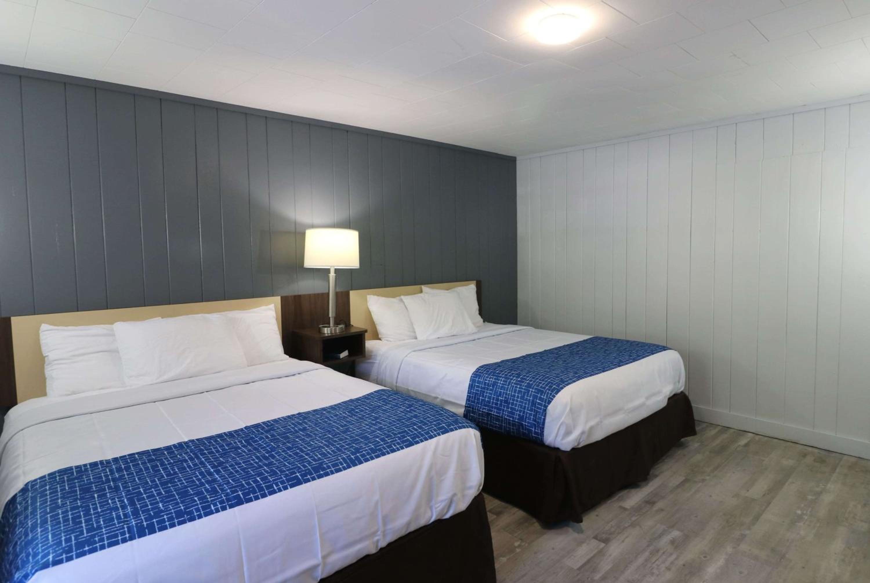 Queen Room with Two Queen Beds - Non-Smoking - Photo 1